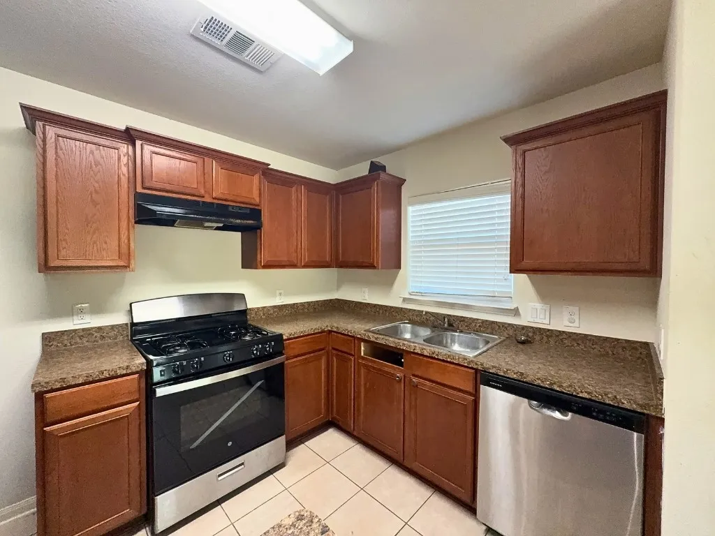 Single Family Residence For Rent in Tarrant County , 10009 Iron Ridge Drive, Fort Worth, Texas 76140, 3 Bedroom, 2 Bathroom, 2 Garage spaces, 1,342 Sqft, built in 2010, mls#21409133, Real Estate Agent in Fort Worth, Homes For Rent in Tarrant county, Homes For Rent in Fort Worth, Realtor in Fort Worth Texas, Real Estate Brokerage Independent Realty Texas, Luminita Cordes Realtor
