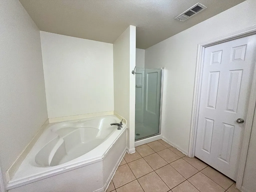Single Family Residence For Rent in Tarrant County , 10009 Iron Ridge Drive, Fort Worth, Texas 76140, 3 Bedroom, 2 Bathroom, 2 Garage spaces, 1,342 Sqft, built in 2010, mls#21409133, Real Estate Agent in Fort Worth, Homes For Rent in Tarrant county, Homes For Rent in Fort Worth, Realtor in Fort Worth Texas, Real Estate Brokerage Independent Realty Texas, Luminita Cordes Realtor
