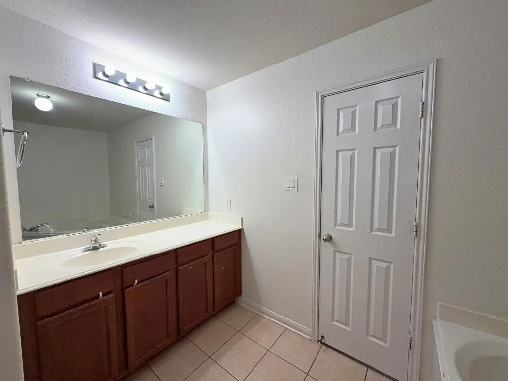 Single Family Residence For Rent in Tarrant County , 10009 Iron Ridge Drive, Fort Worth, Texas 76140, 3 Bedroom, 2 Bathroom, 2 Garage spaces, 1,342 Sqft, built in 2010, mls#21409133, Real Estate Agent in Fort Worth, Homes For Rent in Tarrant county, Homes For Rent in Fort Worth, Realtor in Fort Worth Texas, Real Estate Brokerage Independent Realty Texas, Luminita Cordes Realtor