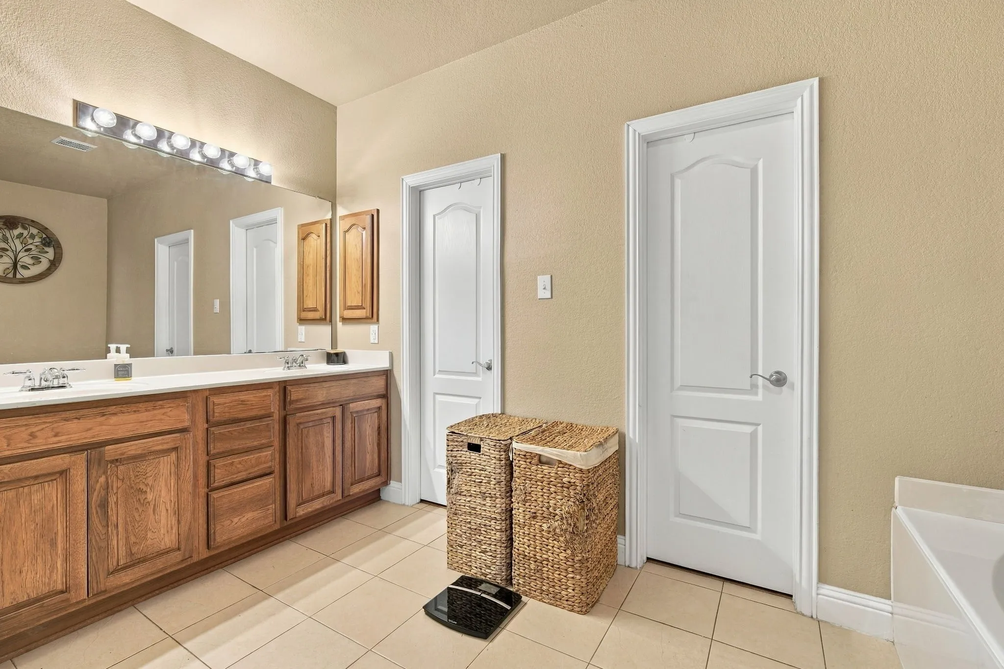Single Family Residence For Sale in Dallas County , 1909 Nancy Jane Circle, Garland, Texas 75043, 4 Bedroom, 5 Bathroom, 3 Garage spaces, 2,434 Sqft, built in 2004, mls#21409180, Real Estate Agent in Garland, Homes For Sale in Dallas county, Homes For Sale in Garland, Realtor in Garland Texas, Real Estate Brokerage Independent Realty Texas, Luminita Cordes Realtor
