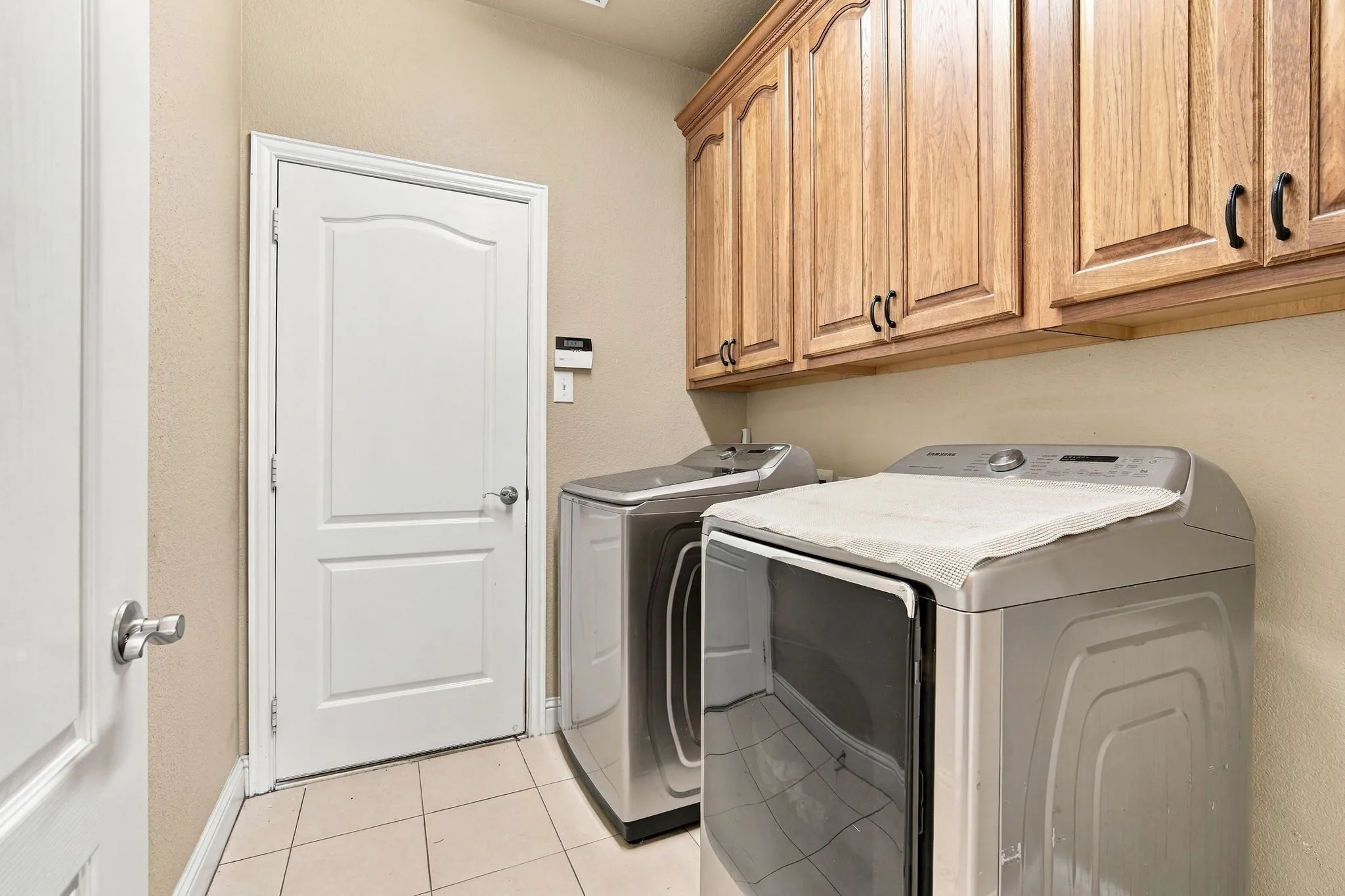 Single Family Residence For Sale in Dallas County , 1909 Nancy Jane Circle, Garland, Texas 75043, 4 Bedroom, 5 Bathroom, 3 Garage spaces, 2,434 Sqft, built in 2004, mls#21409180, Real Estate Agent in Garland, Homes For Sale in Dallas county, Homes For Sale in Garland, Realtor in Garland Texas, Real Estate Brokerage Independent Realty Texas, Luminita Cordes Realtor