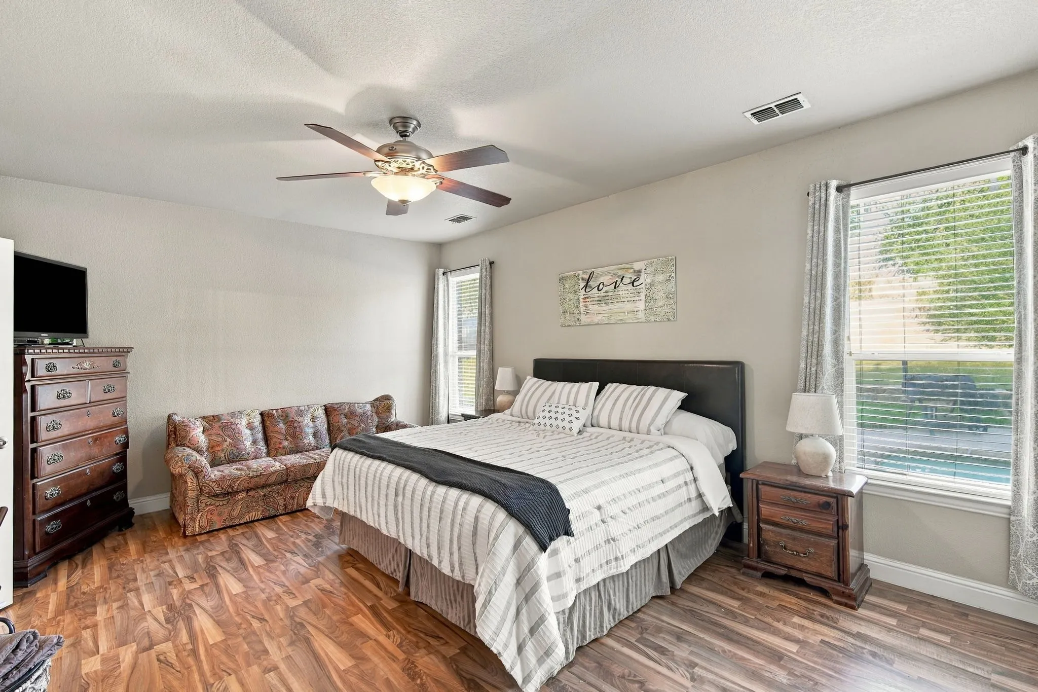 Single Family Residence For Sale in Dallas County , 1909 Nancy Jane Circle, Garland, Texas 75043, 4 Bedroom, 5 Bathroom, 3 Garage spaces, 2,434 Sqft, built in 2004, mls#21409180, Real Estate Agent in Garland, Homes For Sale in Dallas county, Homes For Sale in Garland, Realtor in Garland Texas, Real Estate Brokerage Independent Realty Texas, Luminita Cordes Realtor
