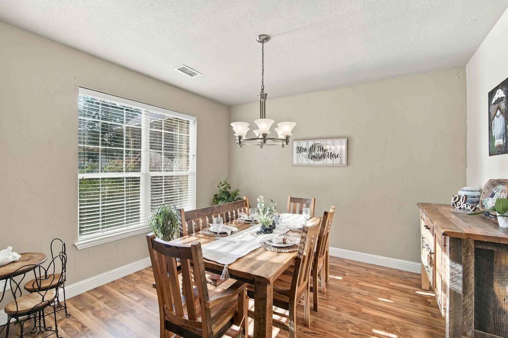 Single Family Residence For Sale in Dallas County , 1909 Nancy Jane Circle, Garland, Texas 75043, 4 Bedroom, 5 Bathroom, 3 Garage spaces, 2,434 Sqft, built in 2004, mls#21409180, Real Estate Agent in Garland, Homes For Sale in Dallas county, Homes For Sale in Garland, Realtor in Garland Texas, Real Estate Brokerage Independent Realty Texas, Luminita Cordes Realtor