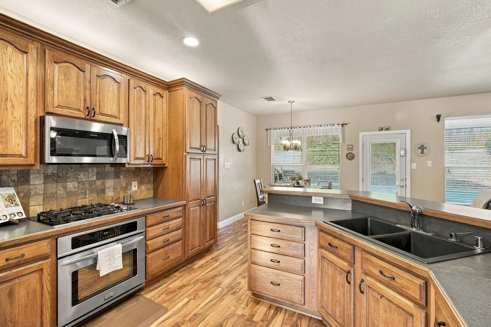 Single Family Residence For Sale in Dallas County , 1909 Nancy Jane Circle, Garland, Texas 75043, 4 Bedroom, 5 Bathroom, 3 Garage spaces, 2,434 Sqft, built in 2004, mls#21409180, Real Estate Agent in Garland, Homes For Sale in Dallas county, Homes For Sale in Garland, Realtor in Garland Texas, Real Estate Brokerage Independent Realty Texas, Luminita Cordes Realtor