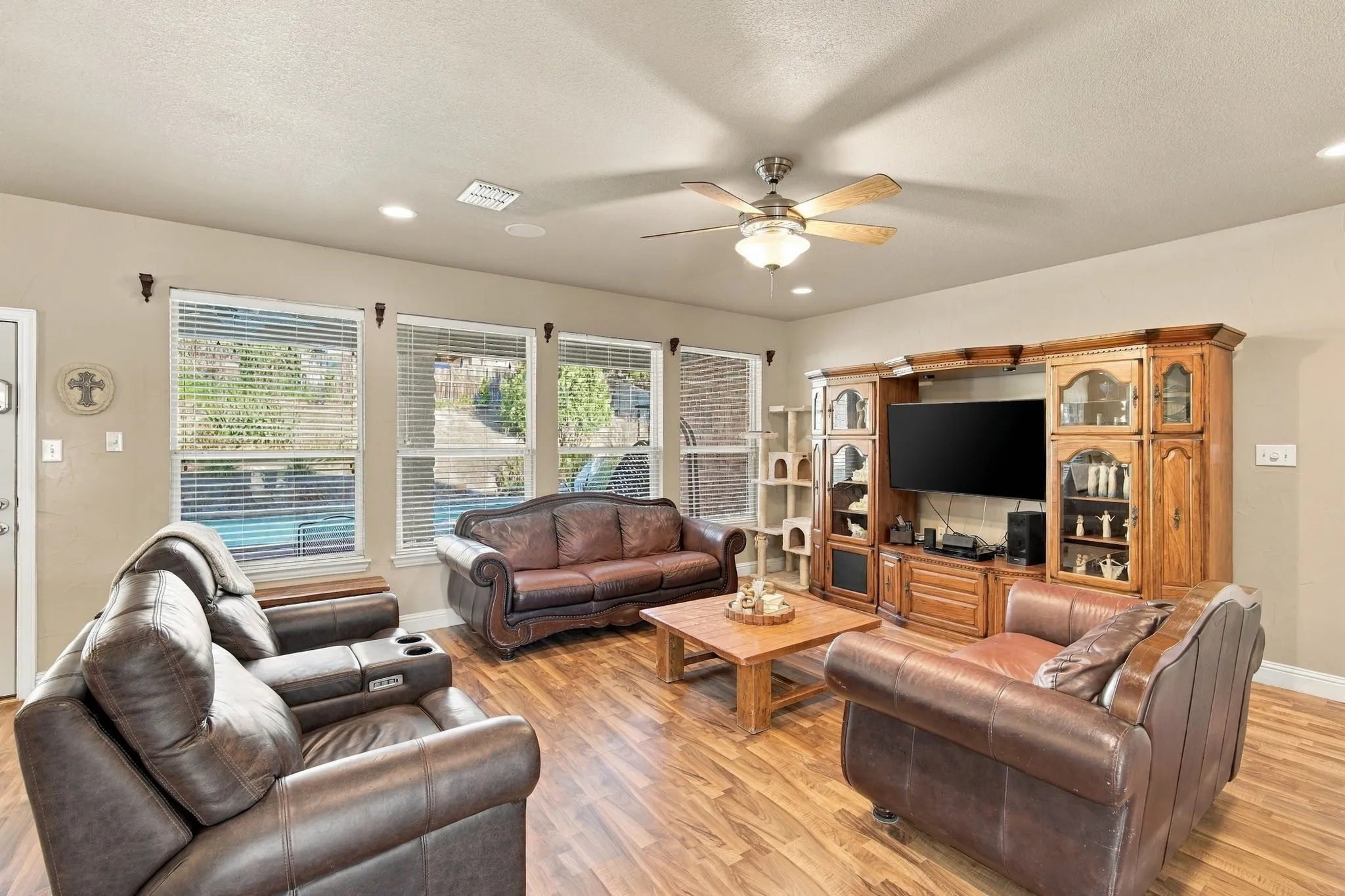 Single Family Residence For Sale in Dallas County , 1909 Nancy Jane Circle, Garland, Texas 75043, 4 Bedroom, 5 Bathroom, 3 Garage spaces, 2,434 Sqft, built in 2004, mls#21409180, Real Estate Agent in Garland, Homes For Sale in Dallas county, Homes For Sale in Garland, Realtor in Garland Texas, Real Estate Brokerage Independent Realty Texas, Luminita Cordes Realtor