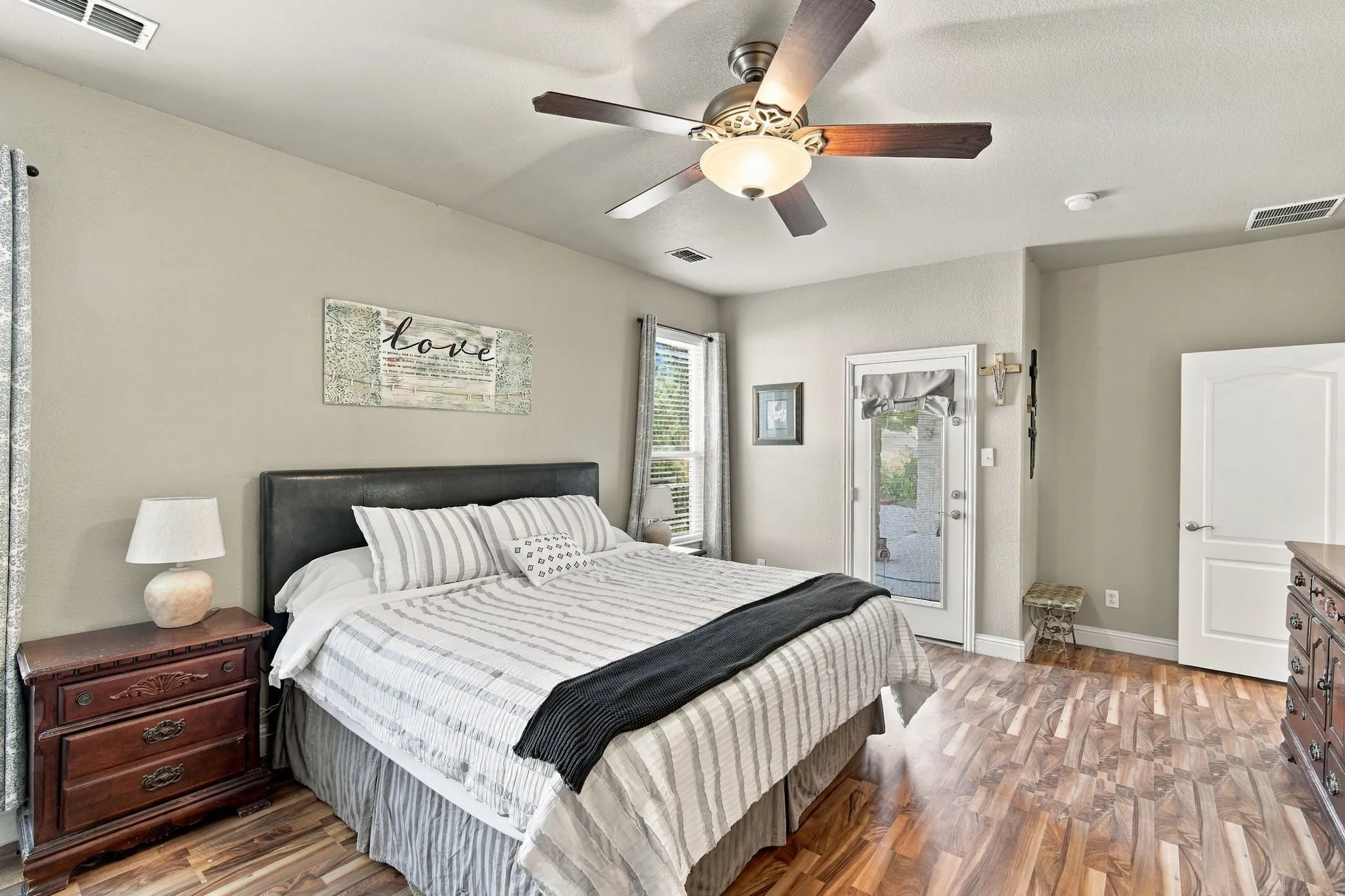 Single Family Residence For Sale in Dallas County , 1909 Nancy Jane Circle, Garland, Texas 75043, 4 Bedroom, 5 Bathroom, 3 Garage spaces, 2,434 Sqft, built in 2004, mls#21409180, Real Estate Agent in Garland, Homes For Sale in Dallas county, Homes For Sale in Garland, Realtor in Garland Texas, Real Estate Brokerage Independent Realty Texas, Luminita Cordes Realtor