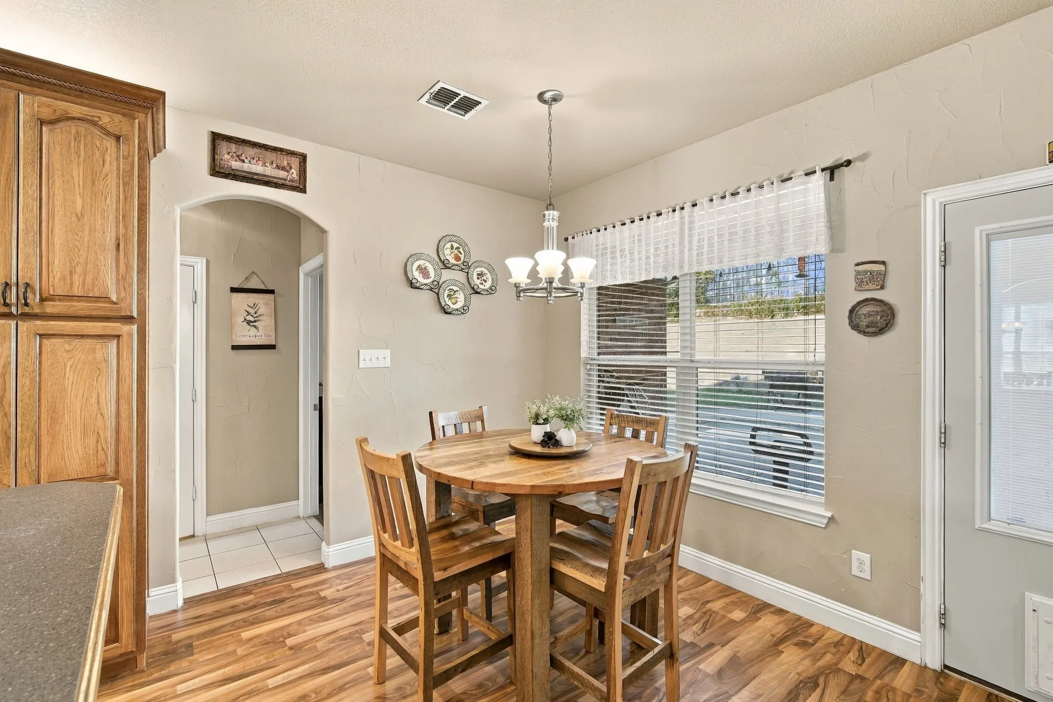 Single Family Residence For Sale in Dallas County , 1909 Nancy Jane Circle, Garland, Texas 75043, 4 Bedroom, 5 Bathroom, 3 Garage spaces, 2,434 Sqft, built in 2004, mls#21409180, Real Estate Agent in Garland, Homes For Sale in Dallas county, Homes For Sale in Garland, Realtor in Garland Texas, Real Estate Brokerage Independent Realty Texas, Luminita Cordes Realtor