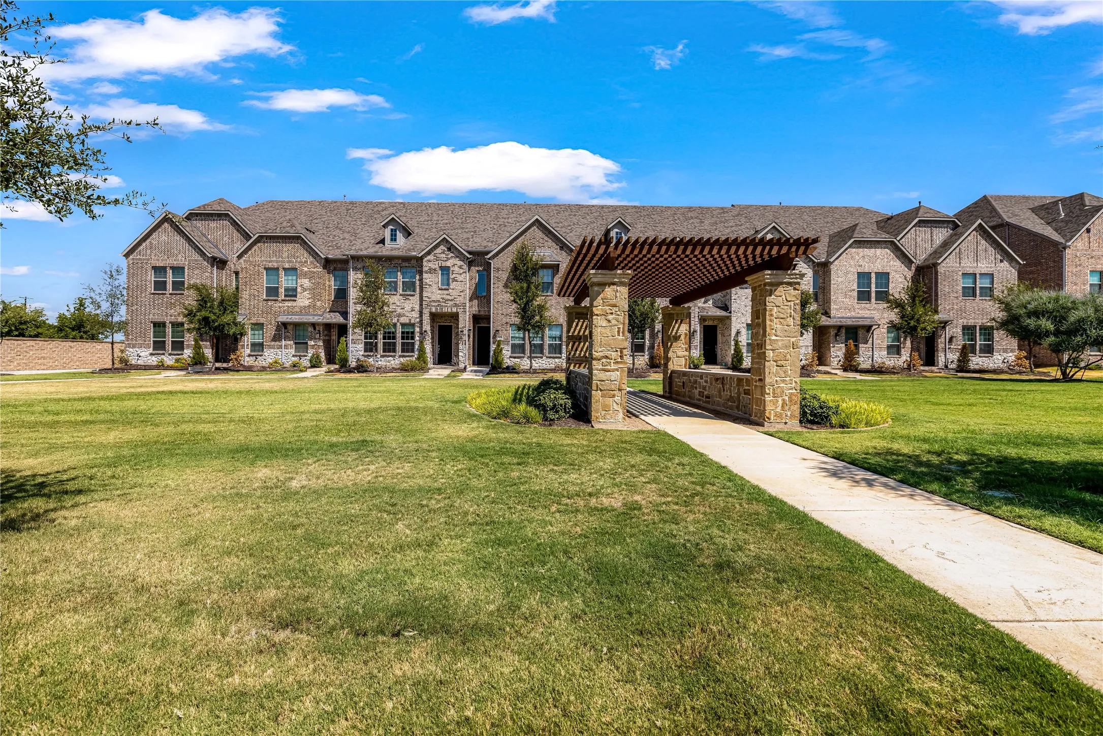 Townhouse For Rent in Dallas County , 1451 Perrin Lane, Farmers Branch, Texas 75234, 3 Bedroom, 3 Bathroom, 2 Garage spaces, 1,642 Sqft, built in 2019, mls#21408905, Real Estate Agent in Farmers Branch, Homes For Rent in Dallas county, Homes For Rent in Farmers Branch, Realtor in Farmers Branch Texas, Real Estate Brokerage Independent Realty Texas, Luminita Cordes Realtor