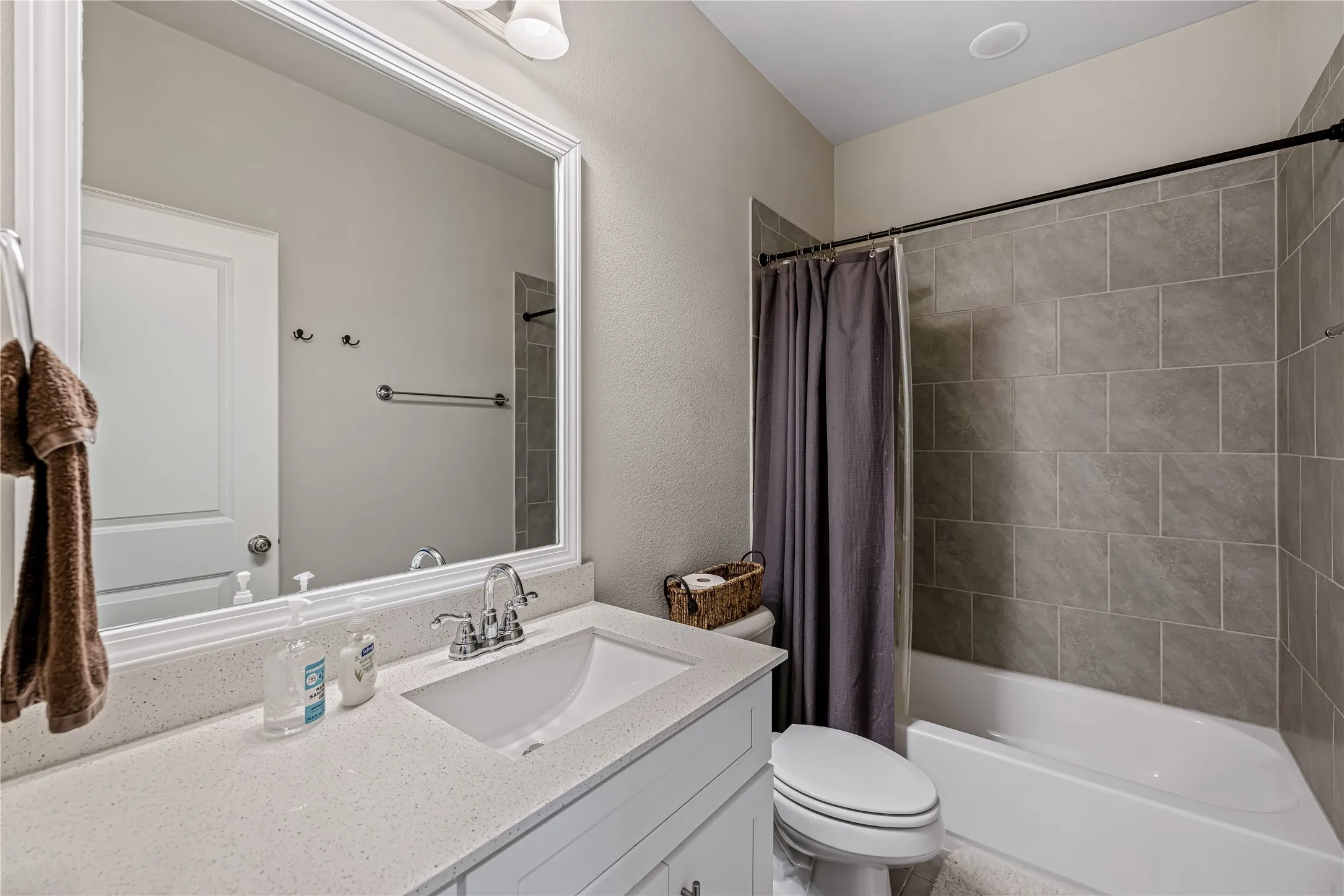 Townhouse For Rent in Dallas County , 1451 Perrin Lane, Farmers Branch, Texas 75234, 3 Bedroom, 3 Bathroom, 2 Garage spaces, 1,642 Sqft, built in 2019, mls#21408905, Real Estate Agent in Farmers Branch, Homes For Rent in Dallas county, Homes For Rent in Farmers Branch, Realtor in Farmers Branch Texas, Real Estate Brokerage Independent Realty Texas, Luminita Cordes Realtor