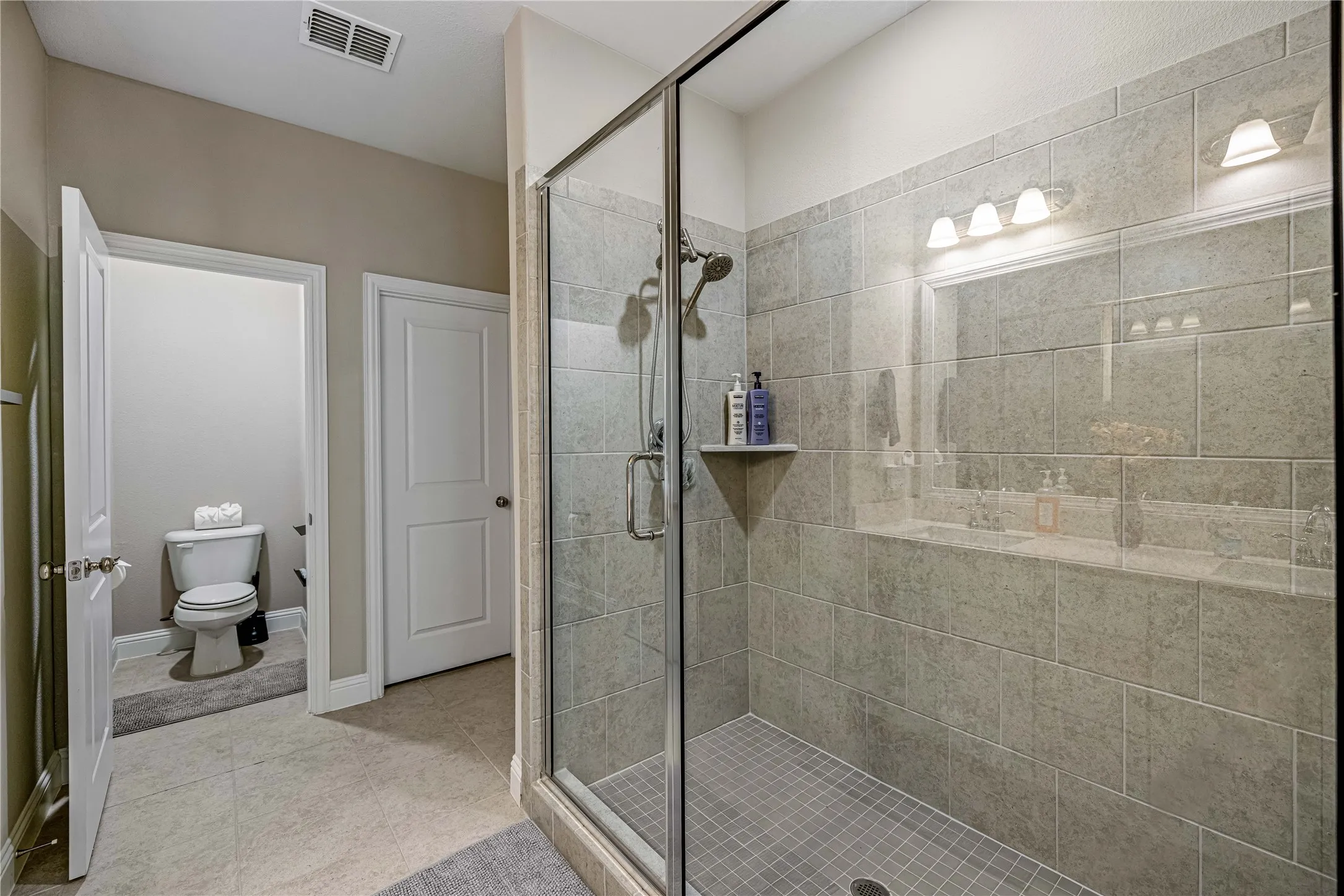 Townhouse For Rent in Dallas County , 1451 Perrin Lane, Farmers Branch, Texas 75234, 3 Bedroom, 3 Bathroom, 2 Garage spaces, 1,642 Sqft, built in 2019, mls#21408905, Real Estate Agent in Farmers Branch, Homes For Rent in Dallas county, Homes For Rent in Farmers Branch, Realtor in Farmers Branch Texas, Real Estate Brokerage Independent Realty Texas, Luminita Cordes Realtor