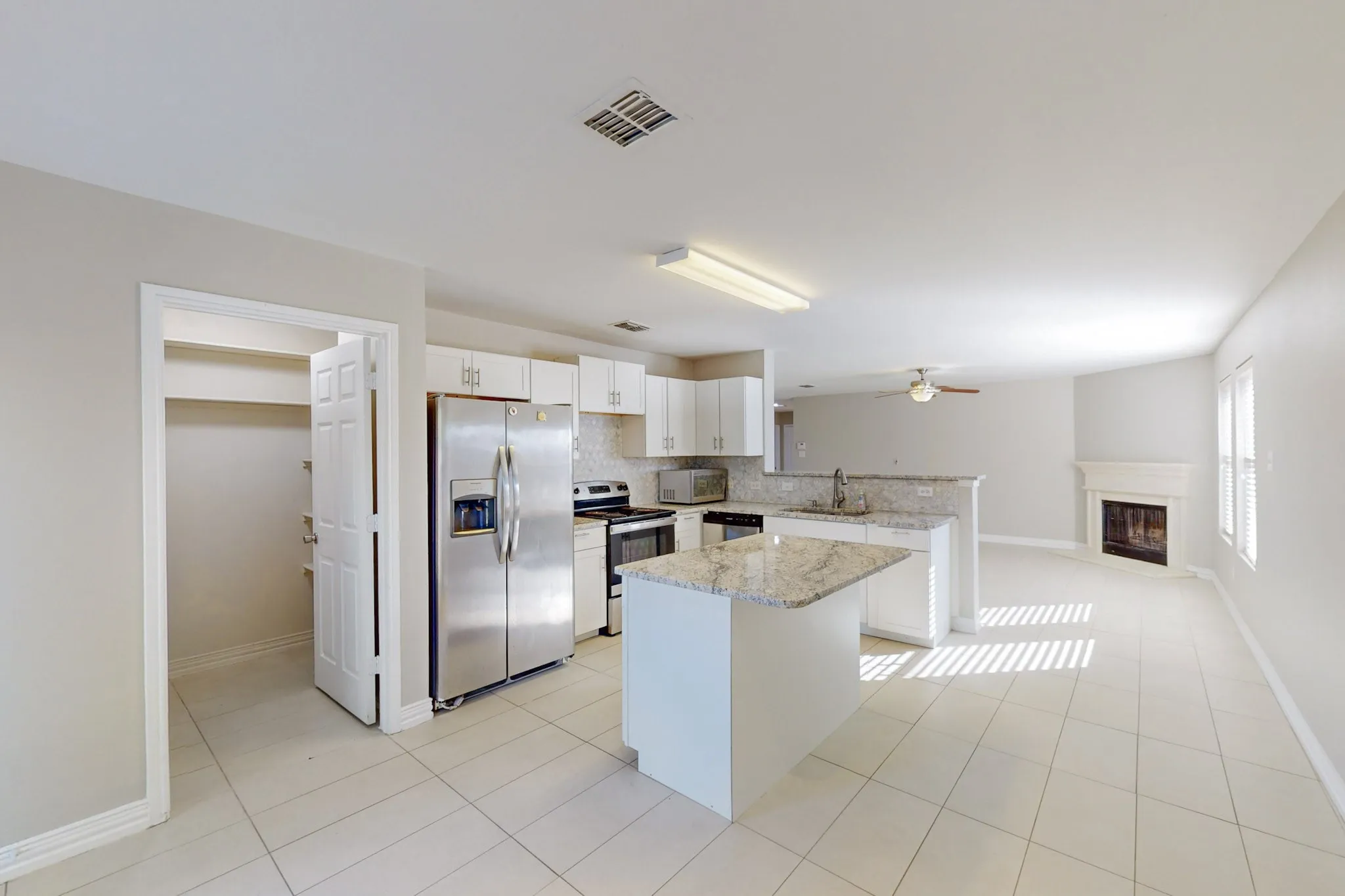 Single Family Residence For Rent in Denton County , 1449 Waterford Drive, Little Elm, Texas 75068, 4 Bedroom, 2 Bathroom, 2 Garage spaces, 1,784 Sqft, built in 2005, mls#21409156, Real Estate Agent in Little Elm, Homes For Rent in Denton county, Homes For Rent in Little Elm, Realtor in Little Elm Texas, Real Estate Brokerage Independent Realty Texas, Luminita Cordes Realtor