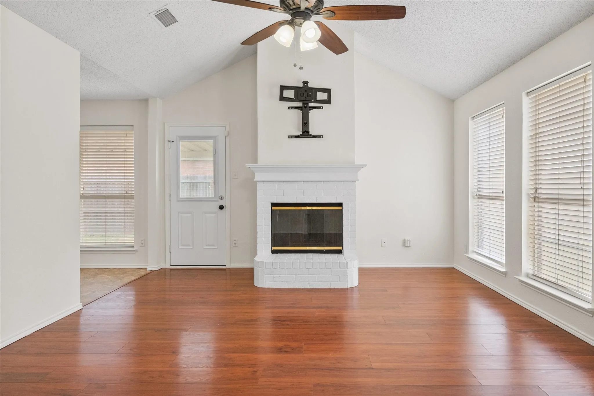Single Family Residence For Sale in Johnson County , 1124 Margie Street, Burleson, Texas 76028, 3 Bedroom, 2 Bathroom, 2 Garage spaces, 1,158 Sqft, built in 1998, mls#21394955, Real Estate Agent in Burleson, Homes For Sale in Johnson county, Homes For Sale in Burleson, Realtor in Burleson Texas, Real Estate Brokerage Independent Realty Texas, Luminita Cordes Realtor