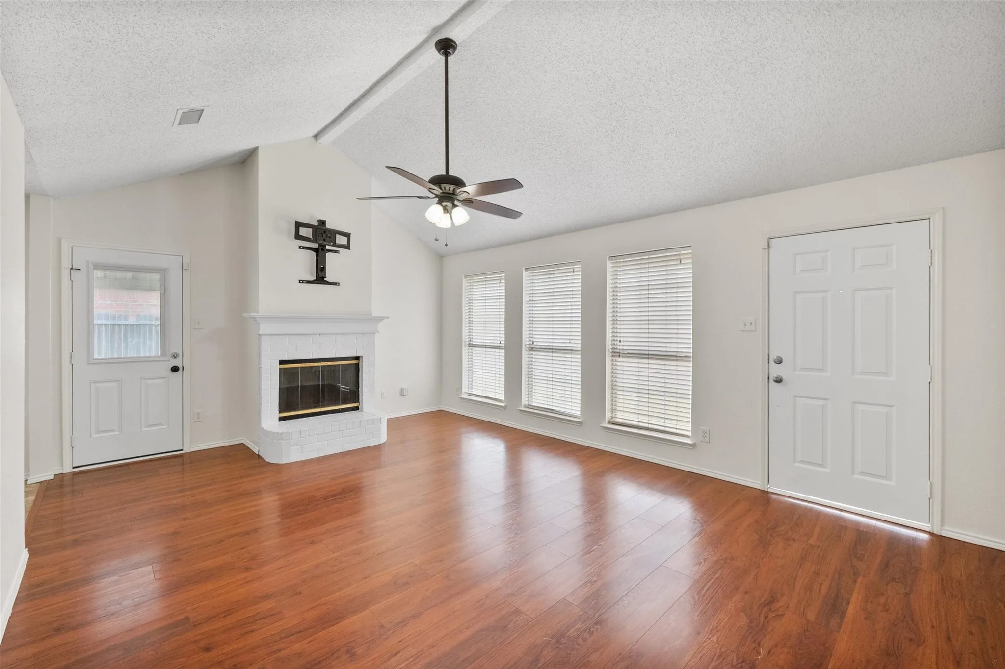 Single Family Residence For Sale in Johnson County , 1124 Margie Street, Burleson, Texas 76028, 3 Bedroom, 2 Bathroom, 2 Garage spaces, 1,158 Sqft, built in 1998, mls#21394955, Real Estate Agent in Burleson, Homes For Sale in Johnson county, Homes For Sale in Burleson, Realtor in Burleson Texas, Real Estate Brokerage Independent Realty Texas, Luminita Cordes Realtor