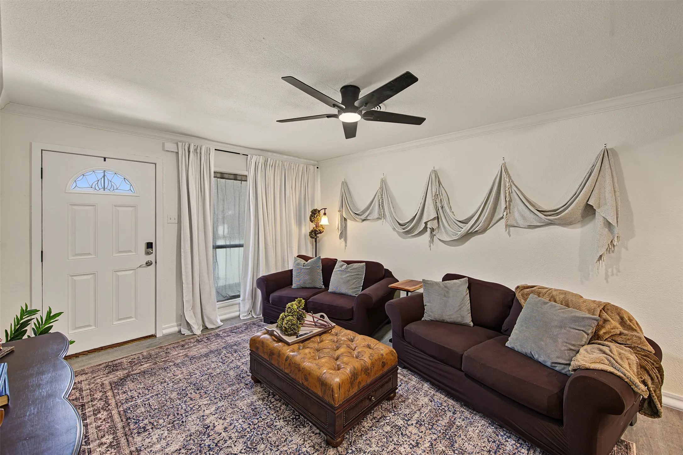 Single Family Residence For Sale in Tarrant County , 5537 Wheaton Drive, Fort Worth, Texas 76133, 3 Bedroom, 2 Bathroom, 1 Garage spaces, 1,450 Sqft, built in 1957, mls#21409189, Real Estate Agent in Fort Worth, Homes For Sale in Tarrant county, Homes For Sale in Fort Worth, Realtor in Fort Worth Texas, Real Estate Brokerage Independent Realty Texas, Luminita Cordes Realtor