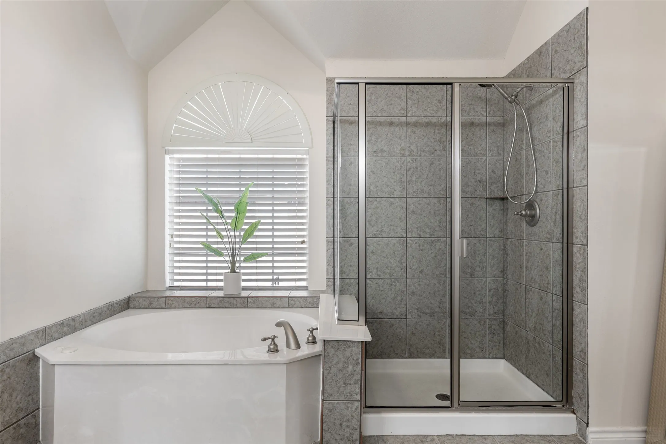 Single Family Residence For Sale in Dallas County , 10206 Broadmoor Lane, Rowlett, Texas 75089, 5 Bedroom, 4 Bathroom, 3 Garage spaces, 4,074 Sqft, built in 2005, mls#21409131, Real Estate Agent in Rowlett, Homes For Sale in Dallas county, Homes For Sale in Rowlett, Realtor in Rowlett Texas, Real Estate Brokerage Independent Realty Texas, Luminita Cordes Realtor