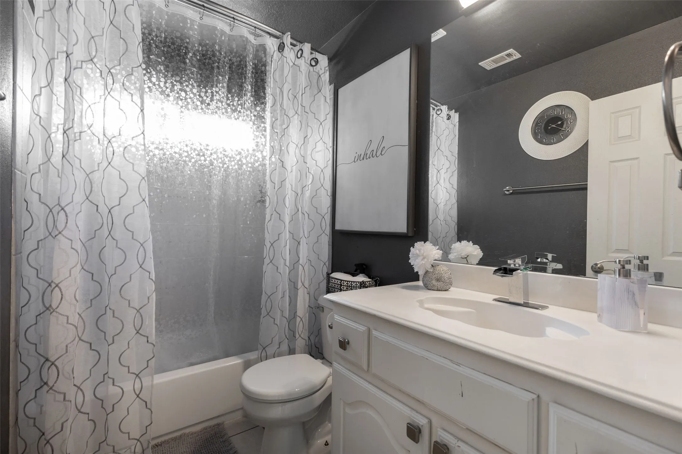 Single Family Residence For Sale in Dallas County , 10206 Broadmoor Lane, Rowlett, Texas 75089, 5 Bedroom, 4 Bathroom, 3 Garage spaces, 4,074 Sqft, built in 2005, mls#21409131, Real Estate Agent in Rowlett, Homes For Sale in Dallas county, Homes For Sale in Rowlett, Realtor in Rowlett Texas, Real Estate Brokerage Independent Realty Texas, Luminita Cordes Realtor