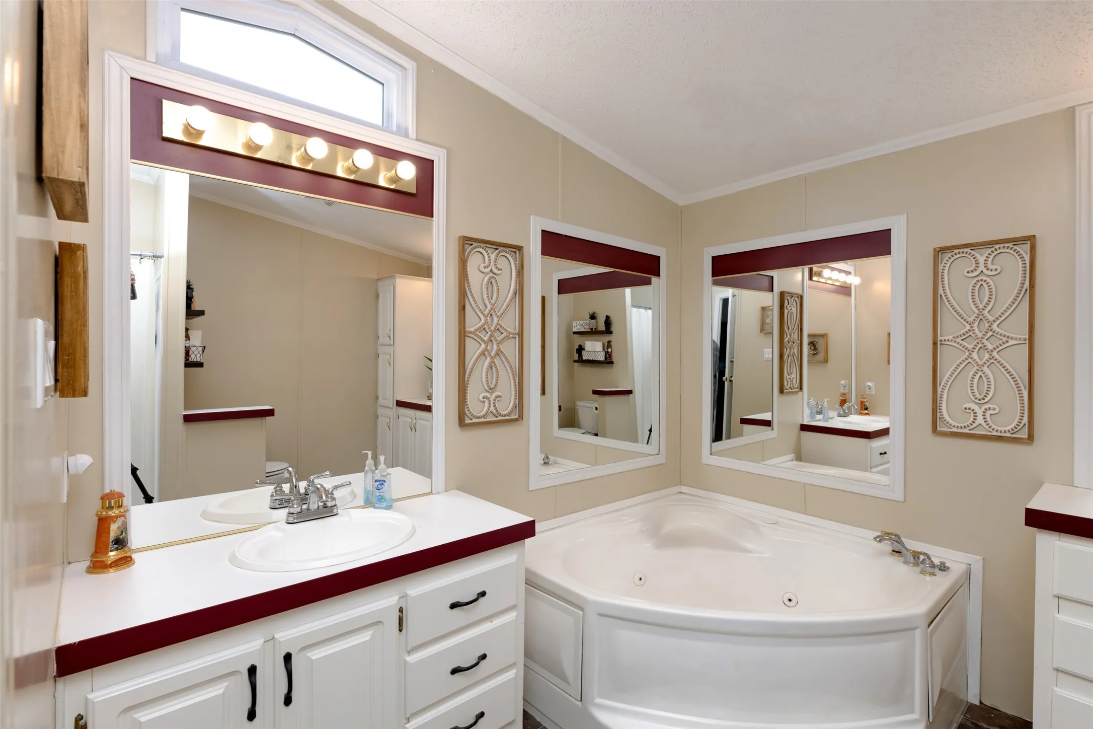 Manufactured Home For Sale in Parker County , 174 Denton Heights Lane, Weatherford, Texas 76085, 4 Bedroom, 3 Bathroom, Garage spaces, 2,432 Sqft, built in 1998, mls#21381381, Real Estate Agent in Weatherford, Homes For Sale in Parker county, Homes For Sale in Weatherford, Realtor in Weatherford Texas, Real Estate Brokerage Independent Realty Texas, Luminita Cordes Realtor