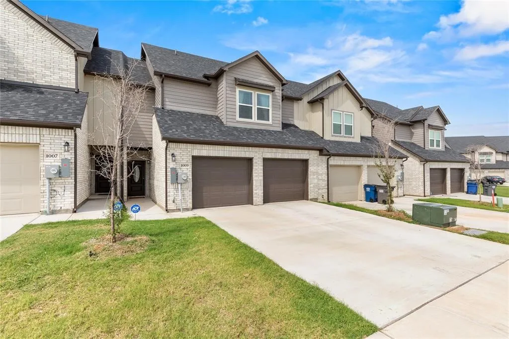 Townhouse For Sale in Collin County , 1009 Debby Court, Wylie, Texas 75098, 3 Bedroom, 3 Bathroom, 2 Garage spaces, 1,956 Sqft, built in 2022, mls#21409208, Real Estate Agent in Wylie, Homes For Sale in Collin county, Homes For Sale in Wylie, Realtor in Wylie Texas, Real Estate Brokerage Independent Realty Texas, Luminita Cordes Realtor