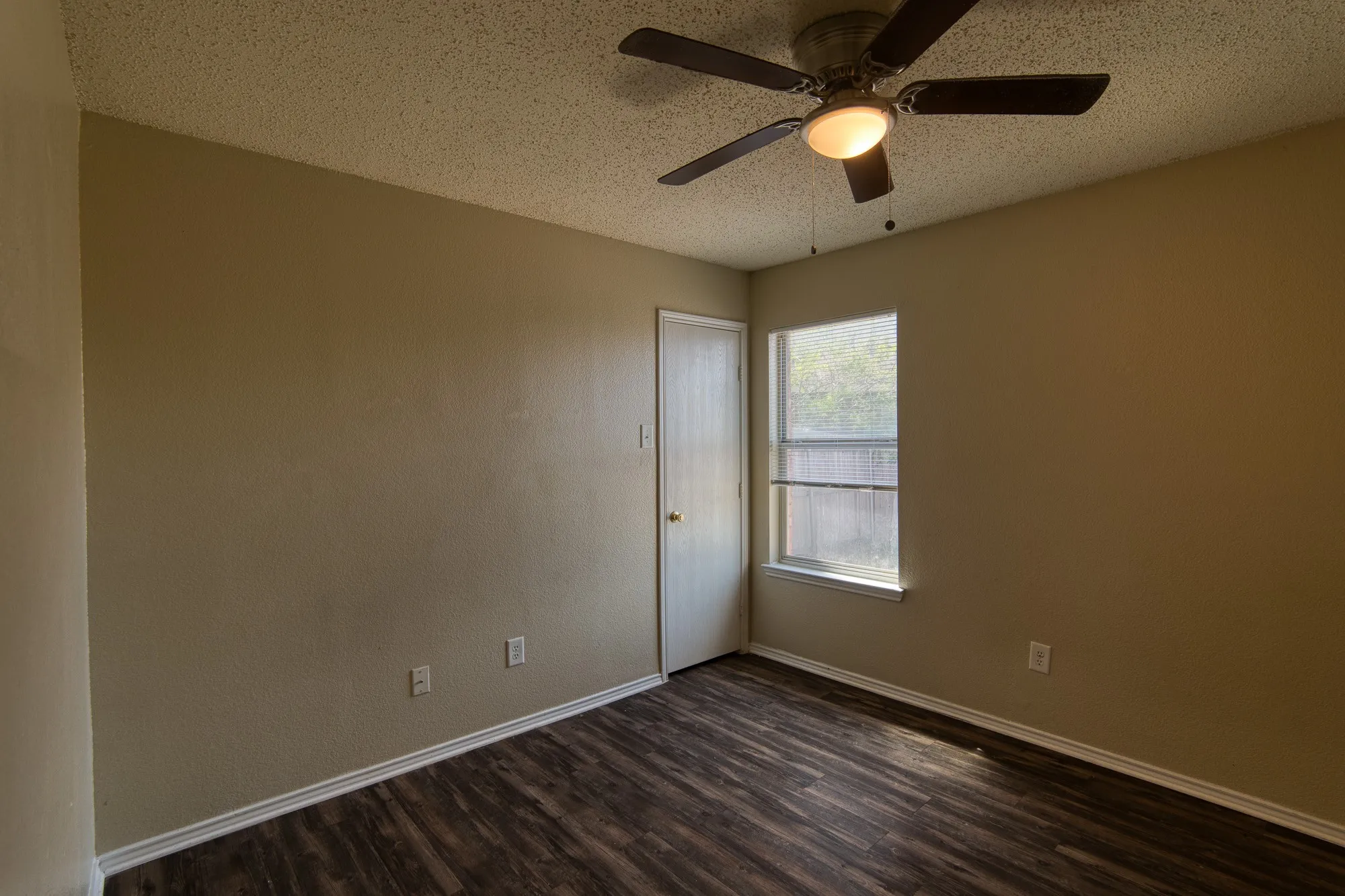 Single Family Residence For Sale in Tarrant County , 612 Pineview Lane, Fort Worth, Texas 76140, 4 Bedroom, 2 Bathroom, 2 Garage spaces, 1,956 Sqft, built in 2002, mls#21409213, Real Estate Agent in Fort Worth, Homes For Sale in Tarrant county, Homes For Sale in Fort Worth, Realtor in Fort Worth Texas, Real Estate Brokerage Independent Realty Texas, Luminita Cordes Realtor