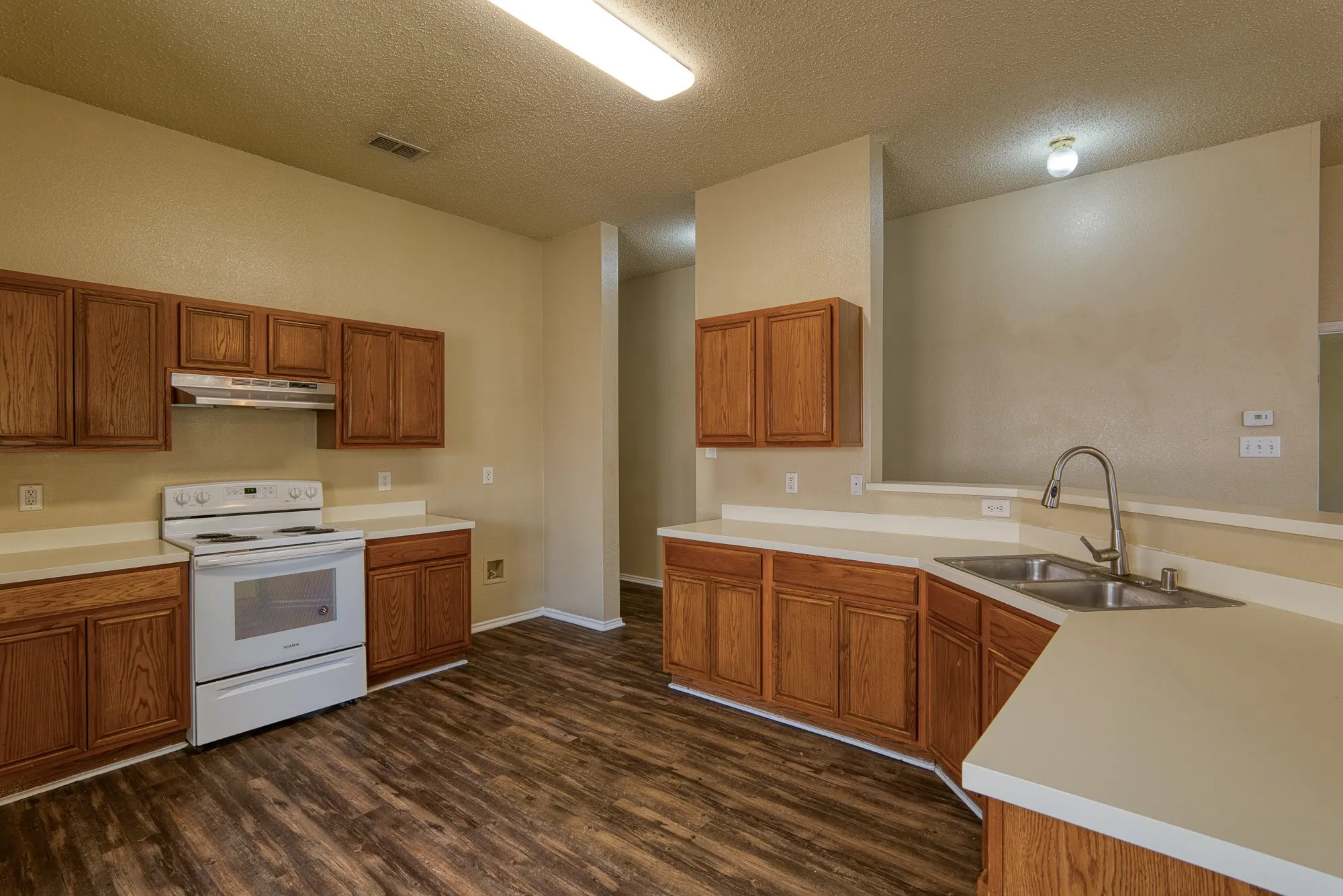 Single Family Residence For Sale in Tarrant County , 612 Pineview Lane, Fort Worth, Texas 76140, 4 Bedroom, 2 Bathroom, 2 Garage spaces, 1,956 Sqft, built in 2002, mls#21409213, Real Estate Agent in Fort Worth, Homes For Sale in Tarrant county, Homes For Sale in Fort Worth, Realtor in Fort Worth Texas, Real Estate Brokerage Independent Realty Texas, Luminita Cordes Realtor