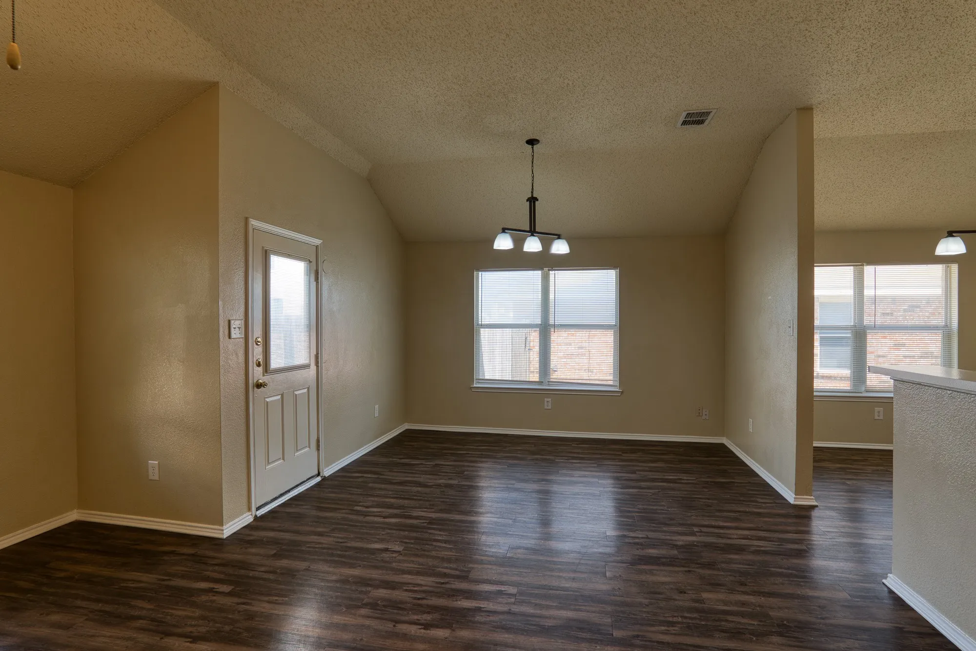 Single Family Residence For Sale in Tarrant County , 612 Pineview Lane, Fort Worth, Texas 76140, 4 Bedroom, 2 Bathroom, 2 Garage spaces, 1,956 Sqft, built in 2002, mls#21409213, Real Estate Agent in Fort Worth, Homes For Sale in Tarrant county, Homes For Sale in Fort Worth, Realtor in Fort Worth Texas, Real Estate Brokerage Independent Realty Texas, Luminita Cordes Realtor