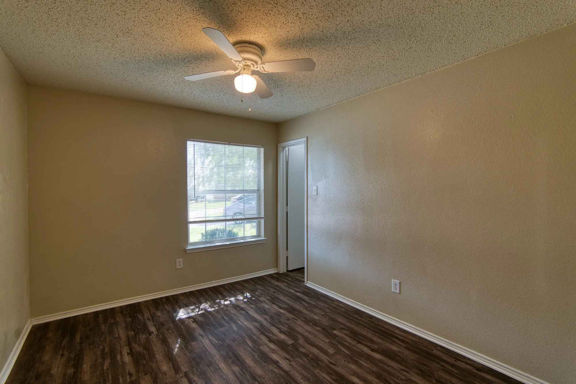 Single Family Residence For Sale in Tarrant County , 612 Pineview Lane, Fort Worth, Texas 76140, 4 Bedroom, 2 Bathroom, 2 Garage spaces, 1,956 Sqft, built in 2002, mls#21409213, Real Estate Agent in Fort Worth, Homes For Sale in Tarrant county, Homes For Sale in Fort Worth, Realtor in Fort Worth Texas, Real Estate Brokerage Independent Realty Texas, Luminita Cordes Realtor