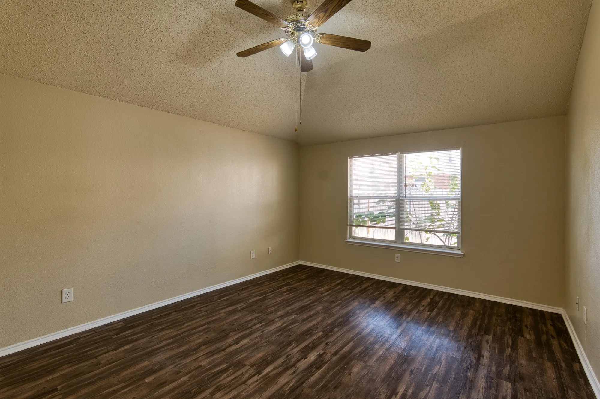 Single Family Residence For Sale in Tarrant County , 612 Pineview Lane, Fort Worth, Texas 76140, 4 Bedroom, 2 Bathroom, 2 Garage spaces, 1,956 Sqft, built in 2002, mls#21409213, Real Estate Agent in Fort Worth, Homes For Sale in Tarrant county, Homes For Sale in Fort Worth, Realtor in Fort Worth Texas, Real Estate Brokerage Independent Realty Texas, Luminita Cordes Realtor