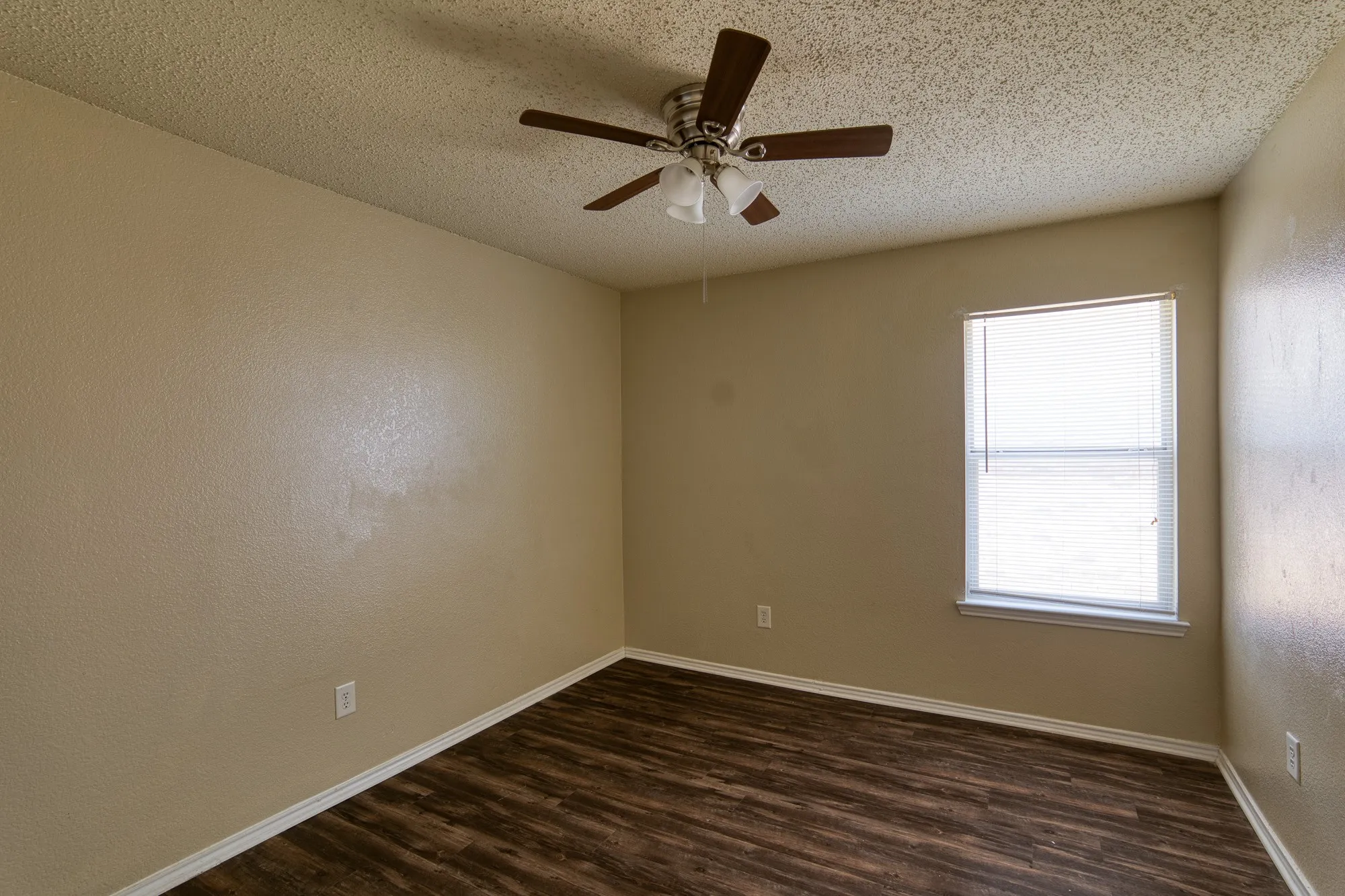 Single Family Residence For Sale in Tarrant County , 612 Pineview Lane, Fort Worth, Texas 76140, 4 Bedroom, 2 Bathroom, 2 Garage spaces, 1,956 Sqft, built in 2002, mls#21409213, Real Estate Agent in Fort Worth, Homes For Sale in Tarrant county, Homes For Sale in Fort Worth, Realtor in Fort Worth Texas, Real Estate Brokerage Independent Realty Texas, Luminita Cordes Realtor