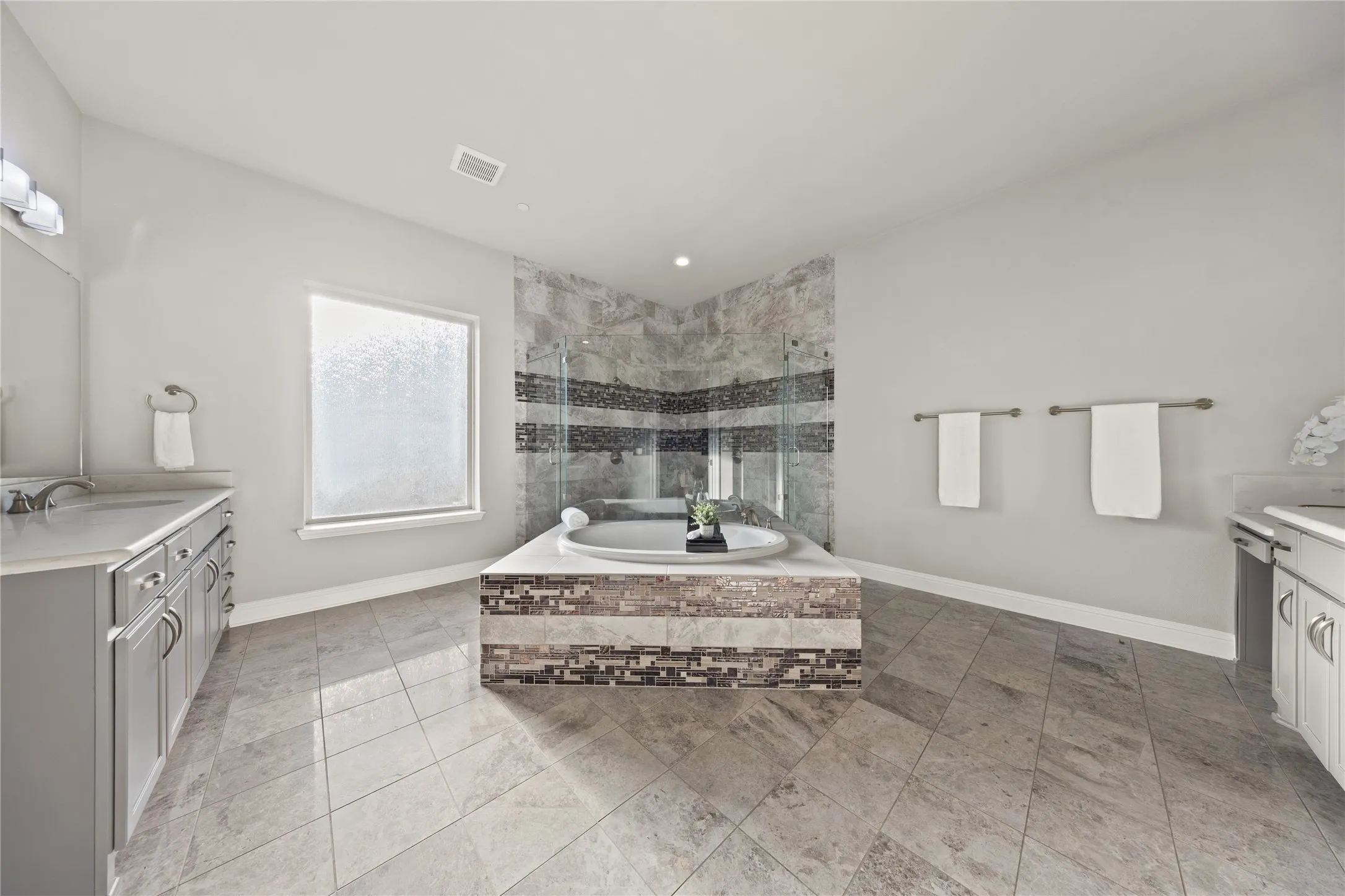 Single Family Residence For Sale in Denton County , 1207 Holford Drive, Frisco, Texas 75036, 5 Bedroom, 5 Bathroom, 4 Garage spaces, 5,652 Sqft, built in 2017, mls#21407516, Real Estate Agent in Frisco, Homes For Sale in Denton county, Homes For Sale in Frisco, Realtor in Frisco Texas, Real Estate Brokerage Independent Realty Texas, Luminita Cordes Realtor
