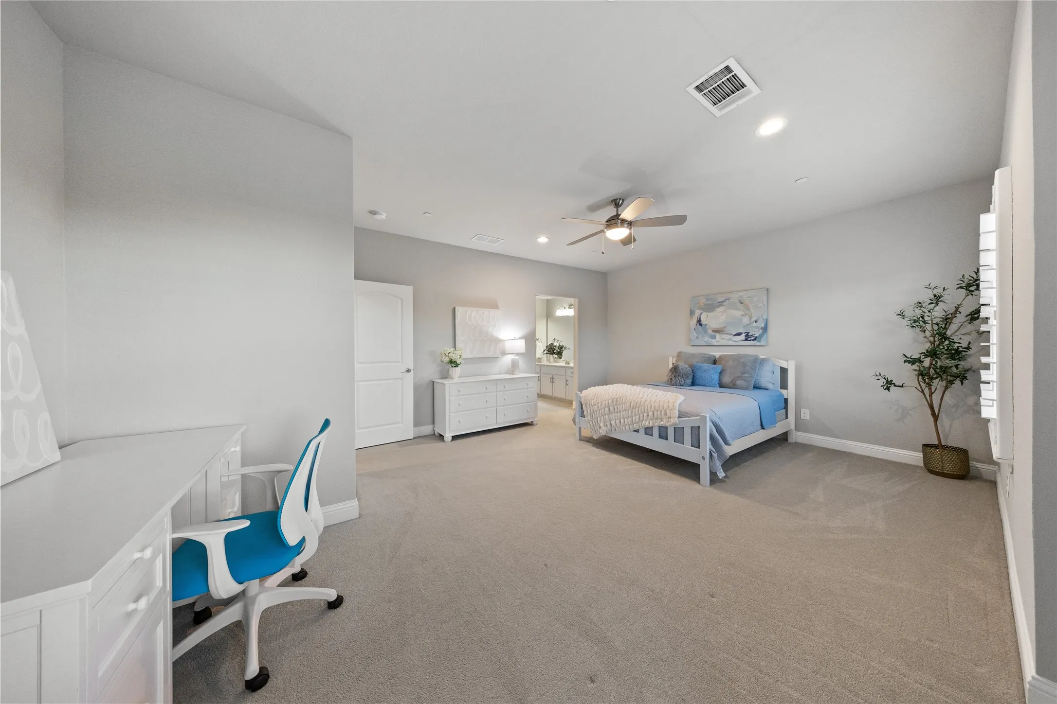 Single Family Residence For Sale in Denton County , 1207 Holford Drive, Frisco, Texas 75036, 5 Bedroom, 5 Bathroom, 4 Garage spaces, 5,652 Sqft, built in 2017, mls#21407516, Real Estate Agent in Frisco, Homes For Sale in Denton county, Homes For Sale in Frisco, Realtor in Frisco Texas, Real Estate Brokerage Independent Realty Texas, Luminita Cordes Realtor