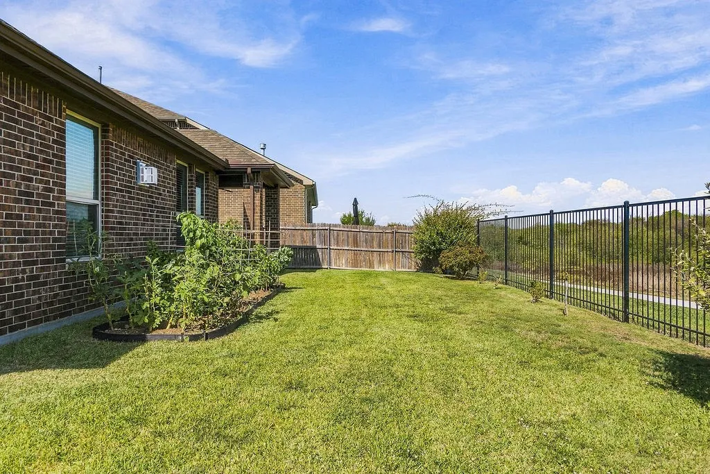 Single Family Residence For Sale in Tarrant County , 9220 Bronze Meadow Drive, Fort Worth, Texas 76131, 5 Bedroom, 3 Bathroom, 2 Garage spaces, 2,473 Sqft, built in 2017, mls#21408751, Real Estate Agent in Fort Worth, Homes For Sale in Tarrant county, Homes For Sale in Fort Worth, Realtor in Fort Worth Texas, Real Estate Brokerage Independent Realty Texas, Luminita Cordes Realtor
