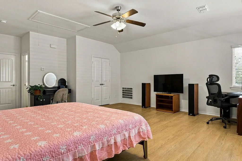 Single Family Residence For Sale in Tarrant County , 9220 Bronze Meadow Drive, Fort Worth, Texas 76131, 5 Bedroom, 3 Bathroom, 2 Garage spaces, 2,473 Sqft, built in 2017, mls#21408751, Real Estate Agent in Fort Worth, Homes For Sale in Tarrant county, Homes For Sale in Fort Worth, Realtor in Fort Worth Texas, Real Estate Brokerage Independent Realty Texas, Luminita Cordes Realtor
