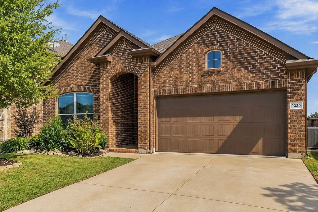 Single Family Residence For Sale in Tarrant County , 9220 Bronze Meadow Drive, Fort Worth, Texas 76131, 5 Bedroom, 3 Bathroom, 2 Garage spaces, 2,473 Sqft, built in 2017, mls#21408751, Real Estate Agent in Fort Worth, Homes For Sale in Tarrant county, Homes For Sale in Fort Worth, Realtor in Fort Worth Texas, Real Estate Brokerage Independent Realty Texas, Luminita Cordes Realtor