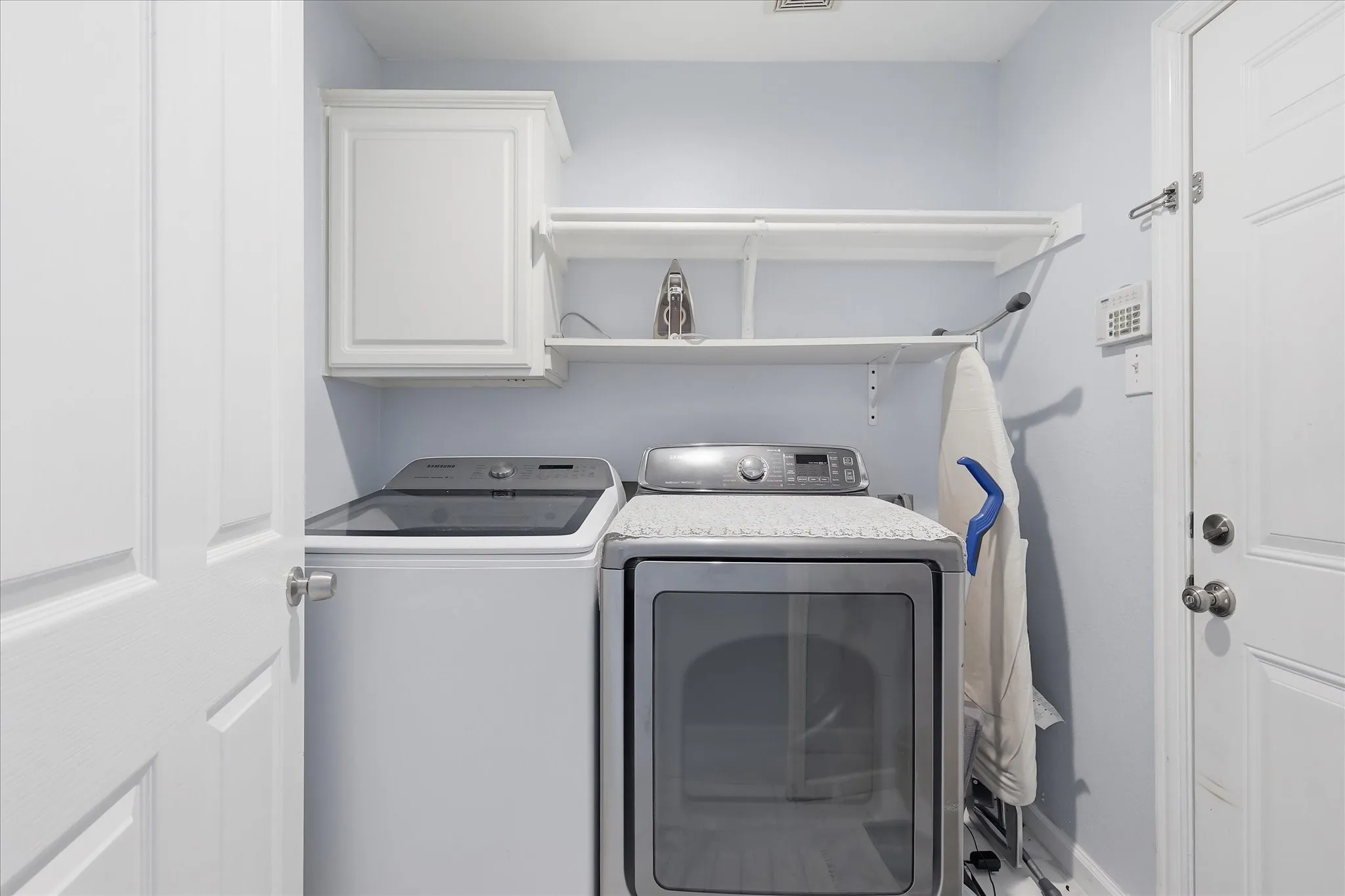 Single Family Residence For Rent in Dallas County , 9427 Ponderosa Trail, Irving, Texas 75063, 3 Bedroom, 2 Bathroom, 2 Garage spaces, 1,699 Sqft, built in 1997, mls#21409226, Real Estate Agent in Irving, Homes For Rent in Dallas county, Homes For Rent in Irving, Realtor in Irving Texas, Real Estate Brokerage Independent Realty Texas, Luminita Cordes Realtor