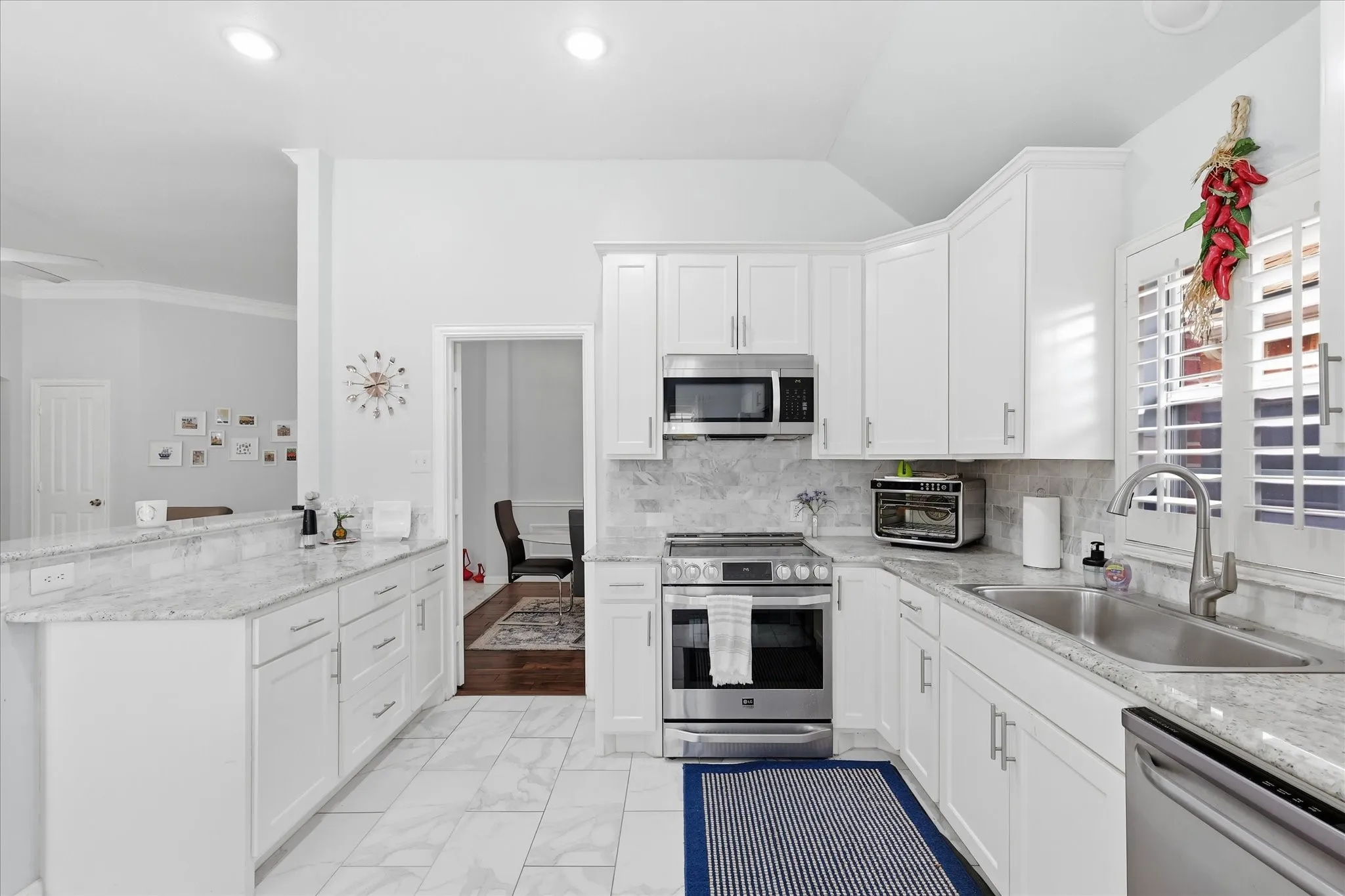 Single Family Residence For Rent in Dallas County , 9427 Ponderosa Trail, Irving, Texas 75063, 3 Bedroom, 2 Bathroom, 2 Garage spaces, 1,699 Sqft, built in 1997, mls#21409226, Real Estate Agent in Irving, Homes For Rent in Dallas county, Homes For Rent in Irving, Realtor in Irving Texas, Real Estate Brokerage Independent Realty Texas, Luminita Cordes Realtor