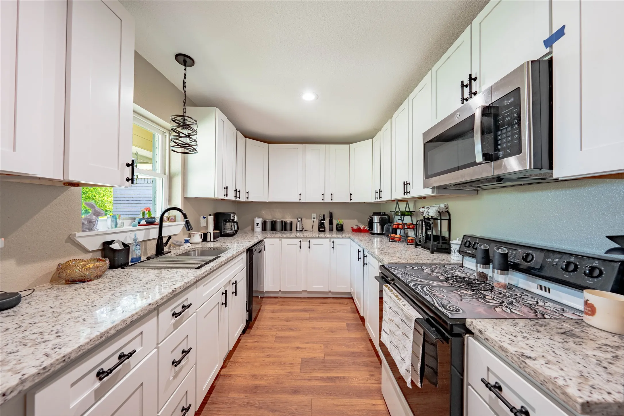 Single Family Residence For Sale in Henderson County , 603 Mosley Drive, Athens, Texas 75751, 3 Bedroom, 3 Bathroom, 2 Garage spaces, 2,077 Sqft, built in 1963, mls#21399392, Real Estate Agent in Athens, Homes For Sale in Henderson county, Homes For Sale in Athens, Realtor in Athens Texas, Real Estate Brokerage Independent Realty Texas, Luminita Cordes Realtor