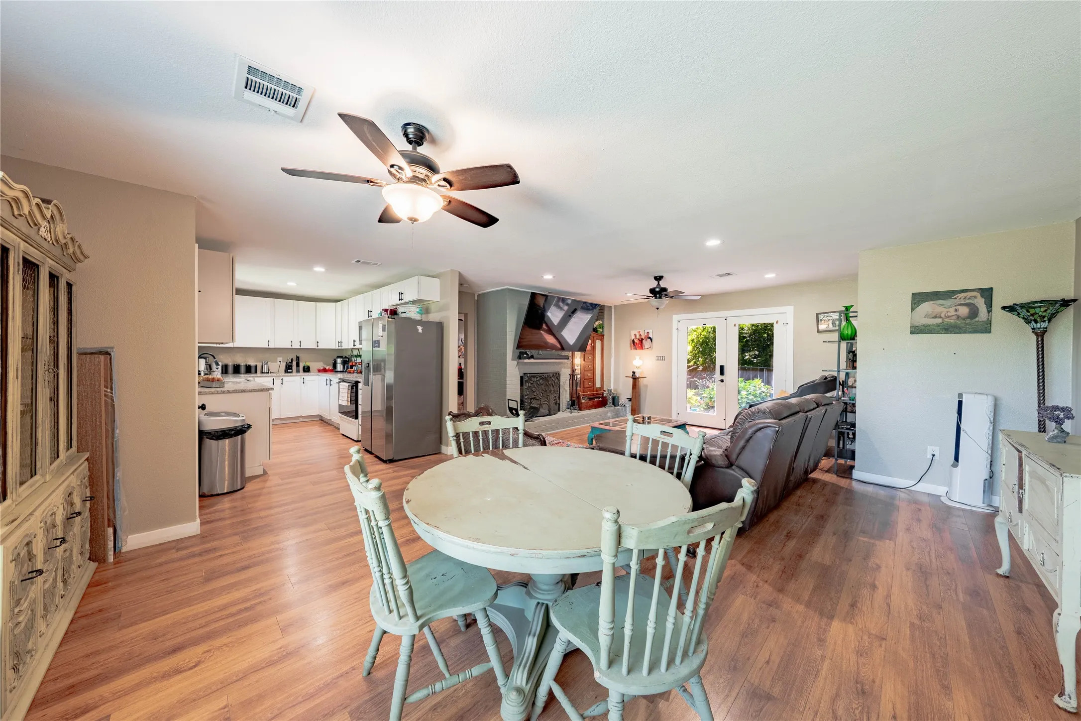 Single Family Residence For Sale in Henderson County , 603 Mosley Drive, Athens, Texas 75751, 3 Bedroom, 3 Bathroom, 2 Garage spaces, 2,077 Sqft, built in 1963, mls#21399392, Real Estate Agent in Athens, Homes For Sale in Henderson county, Homes For Sale in Athens, Realtor in Athens Texas, Real Estate Brokerage Independent Realty Texas, Luminita Cordes Realtor