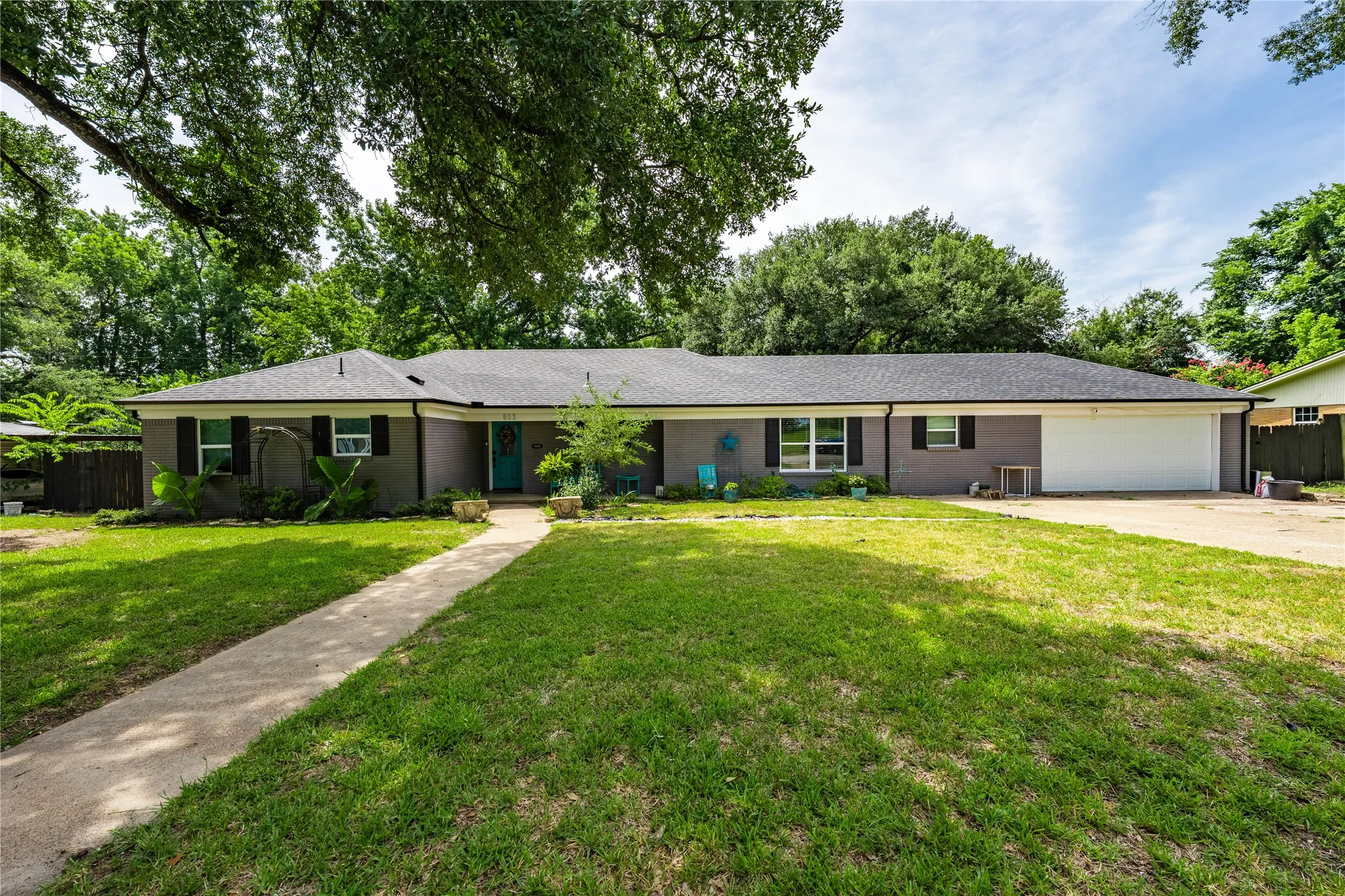 Single Family Residence For Sale in Henderson County , 603 Mosley Drive, Athens, Texas 75751, 3 Bedroom, 3 Bathroom, 2 Garage spaces, 2,077 Sqft, built in 1963, mls#21399392, Real Estate Agent in Athens, Homes For Sale in Henderson county, Homes For Sale in Athens, Realtor in Athens Texas, Real Estate Brokerage Independent Realty Texas, Luminita Cordes Realtor