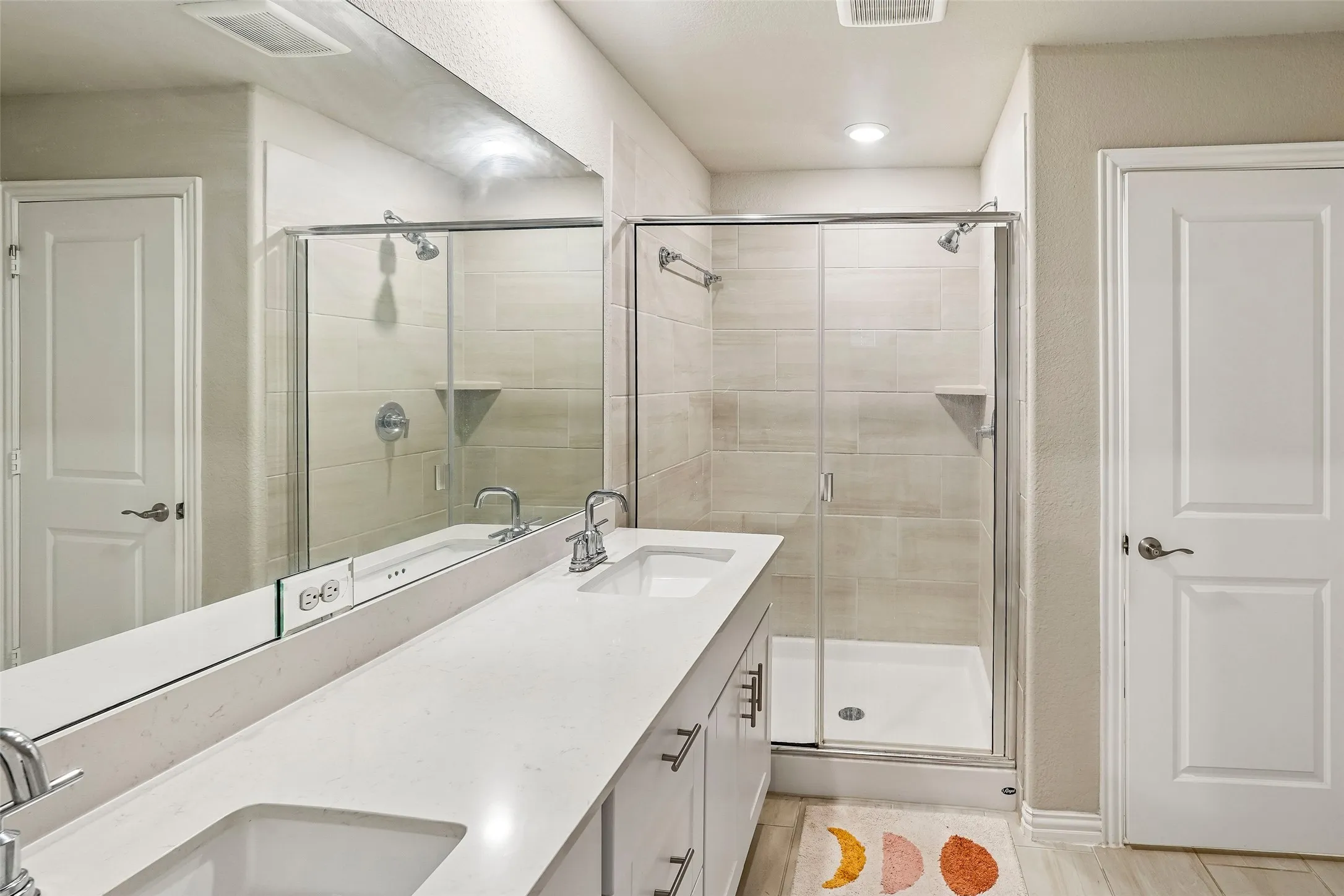 Double vanity with integrated sinks and a continuous mirror