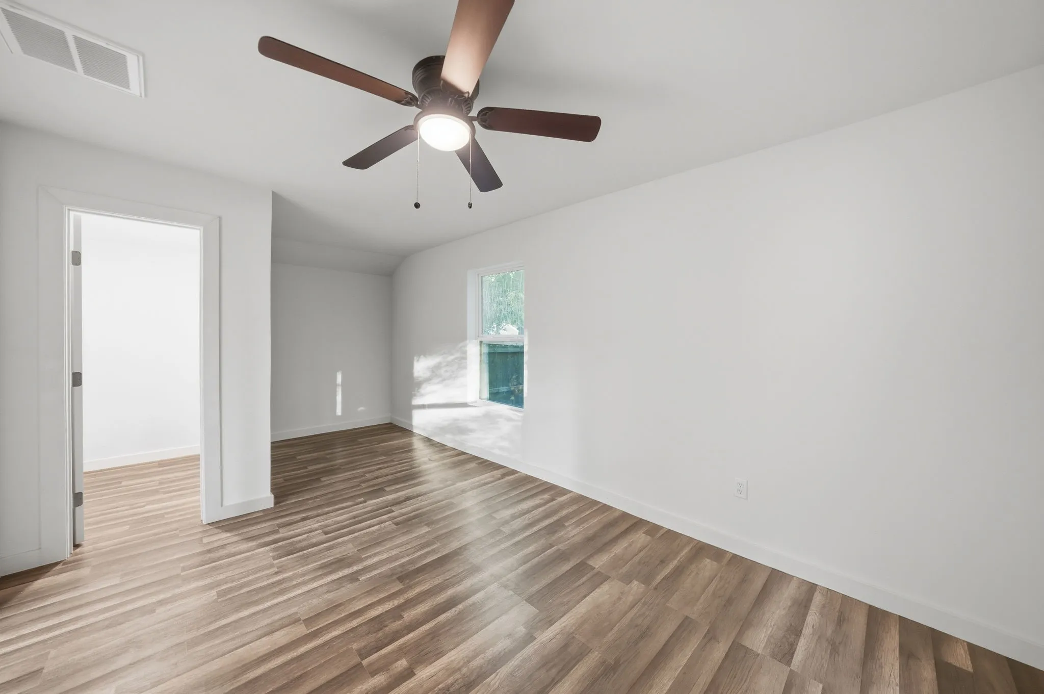 Single Family Residence For Rent in Hunt County , 1103 Bell Drive, Greenville, Texas 75401, 4 Bedroom, 2 Bathroom, Garage spaces, 1,478 Sqft, built in 1975, mls#21409247, Real Estate Agent in Greenville, Homes For Rent in Hunt county, Homes For Rent in Greenville, Realtor in Greenville Texas, Real Estate Brokerage Independent Realty Texas, Luminita Cordes Realtor