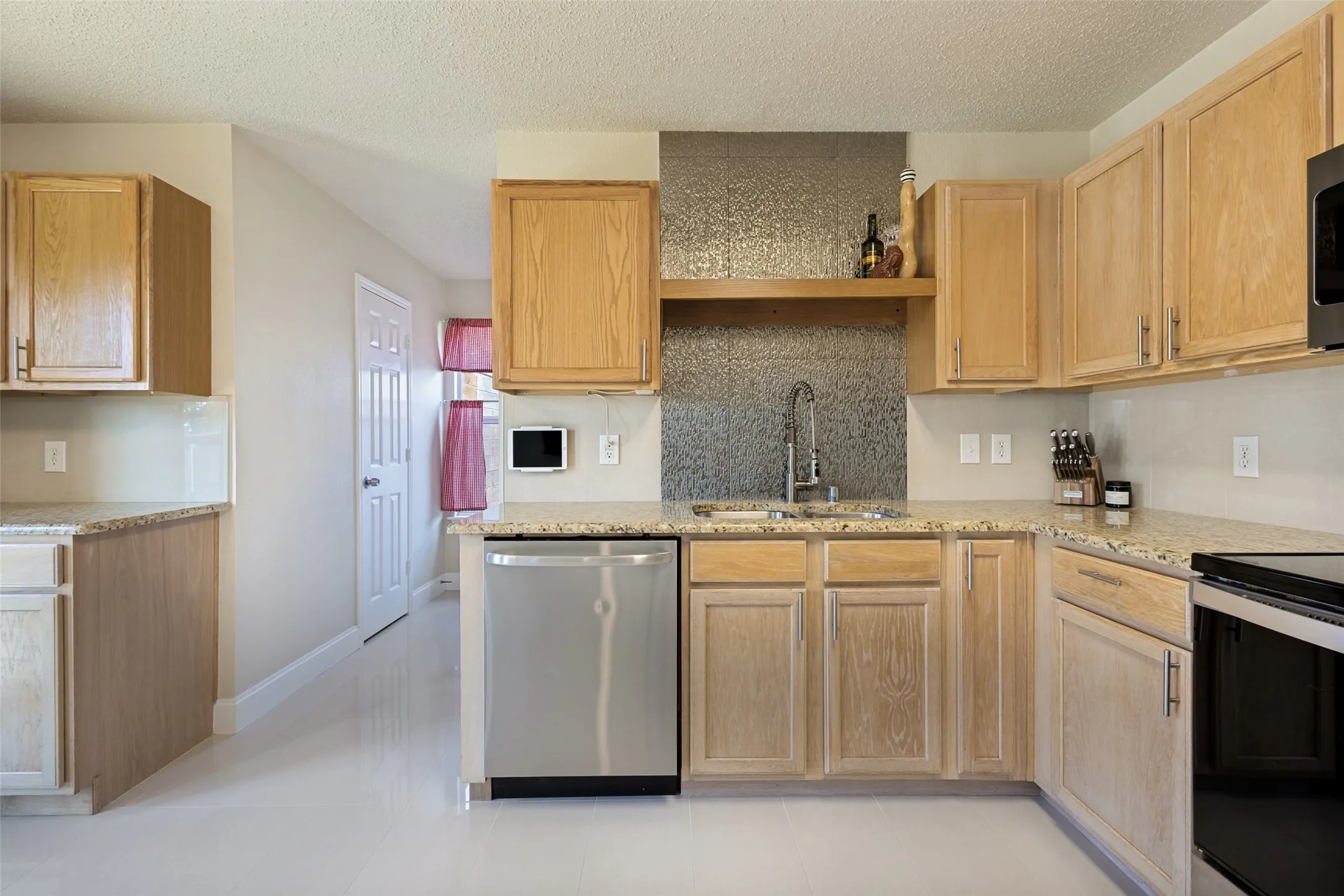 Single Family Residence For Rent in Collin County , 1609 White Oak Road, Anna, Texas 75409, 3 Bedroom, 3 Bathroom, 2 Garage spaces, 2,000 Sqft, built in 2002, mls#21409079, Real Estate Agent in Anna, Homes For Rent in Collin county, Homes For Rent in Anna, Realtor in Anna Texas, Real Estate Brokerage Independent Realty Texas, Luminita Cordes Realtor