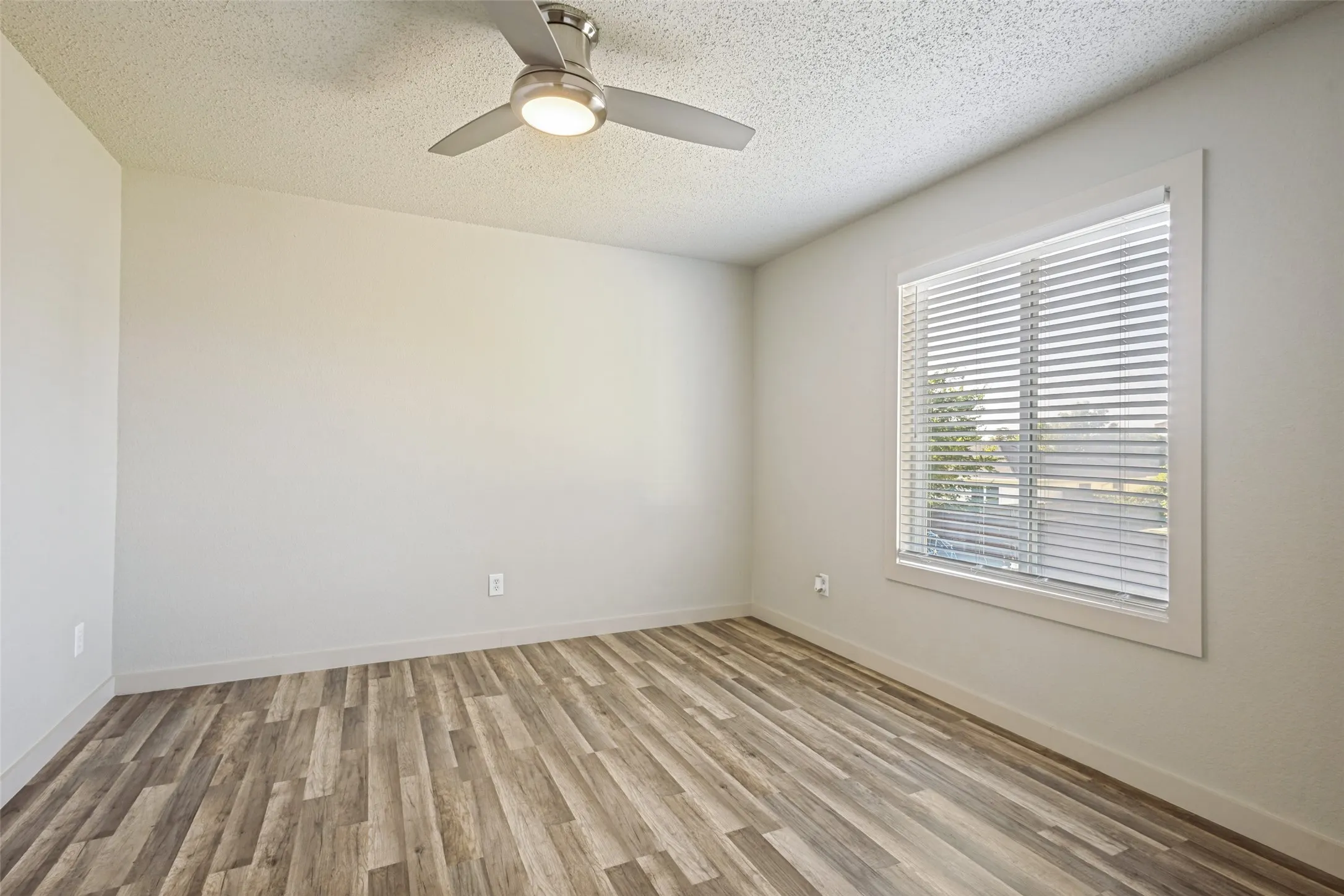 Single Family Residence For Rent in Collin County , 1609 White Oak Road, Anna, Texas 75409, 3 Bedroom, 3 Bathroom, 2 Garage spaces, 2,000 Sqft, built in 2002, mls#21409079, Real Estate Agent in Anna, Homes For Rent in Collin county, Homes For Rent in Anna, Realtor in Anna Texas, Real Estate Brokerage Independent Realty Texas, Luminita Cordes Realtor