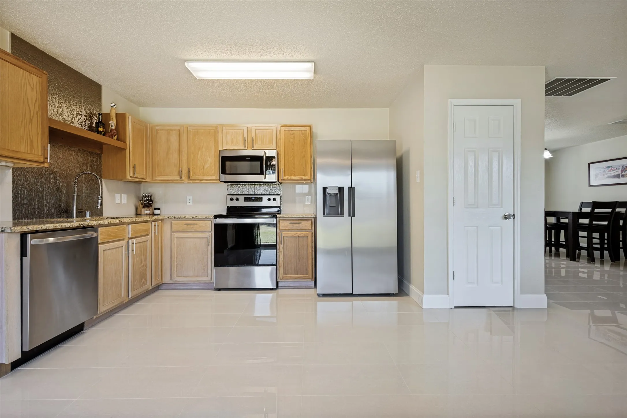 Single Family Residence For Rent in Collin County , 1609 White Oak Road, Anna, Texas 75409, 3 Bedroom, 3 Bathroom, 2 Garage spaces, 2,000 Sqft, built in 2002, mls#21409079, Real Estate Agent in Anna, Homes For Rent in Collin county, Homes For Rent in Anna, Realtor in Anna Texas, Real Estate Brokerage Independent Realty Texas, Luminita Cordes Realtor
