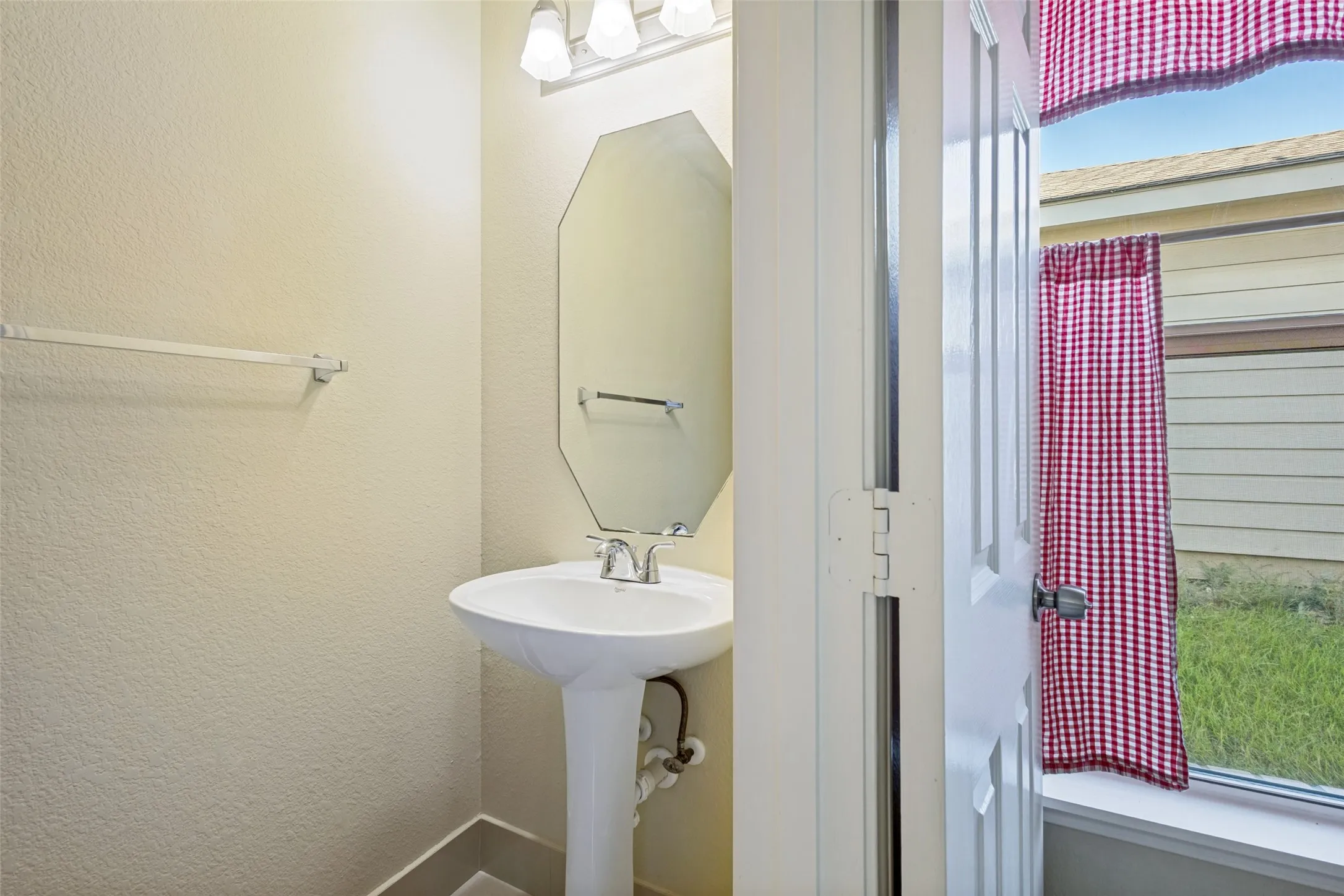 Single Family Residence For Rent in Collin County , 1609 White Oak Road, Anna, Texas 75409, 3 Bedroom, 3 Bathroom, 2 Garage spaces, 2,000 Sqft, built in 2002, mls#21409079, Real Estate Agent in Anna, Homes For Rent in Collin county, Homes For Rent in Anna, Realtor in Anna Texas, Real Estate Brokerage Independent Realty Texas, Luminita Cordes Realtor