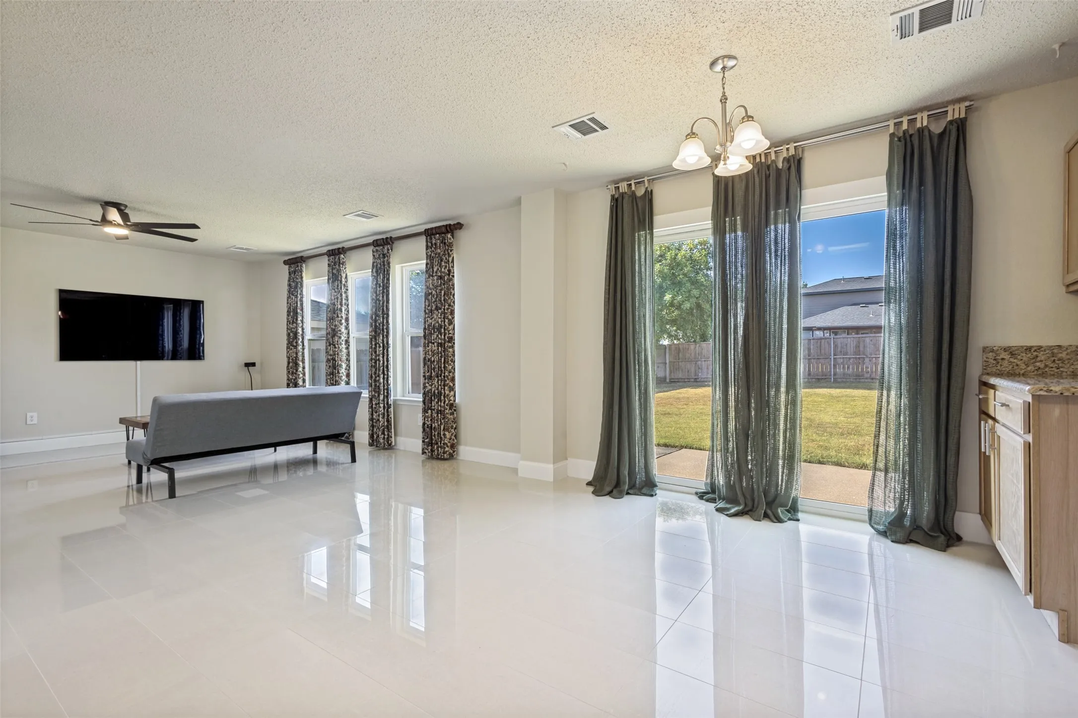 Single Family Residence For Rent in Collin County , 1609 White Oak Road, Anna, Texas 75409, 3 Bedroom, 3 Bathroom, 2 Garage spaces, 2,000 Sqft, built in 2002, mls#21409079, Real Estate Agent in Anna, Homes For Rent in Collin county, Homes For Rent in Anna, Realtor in Anna Texas, Real Estate Brokerage Independent Realty Texas, Luminita Cordes Realtor