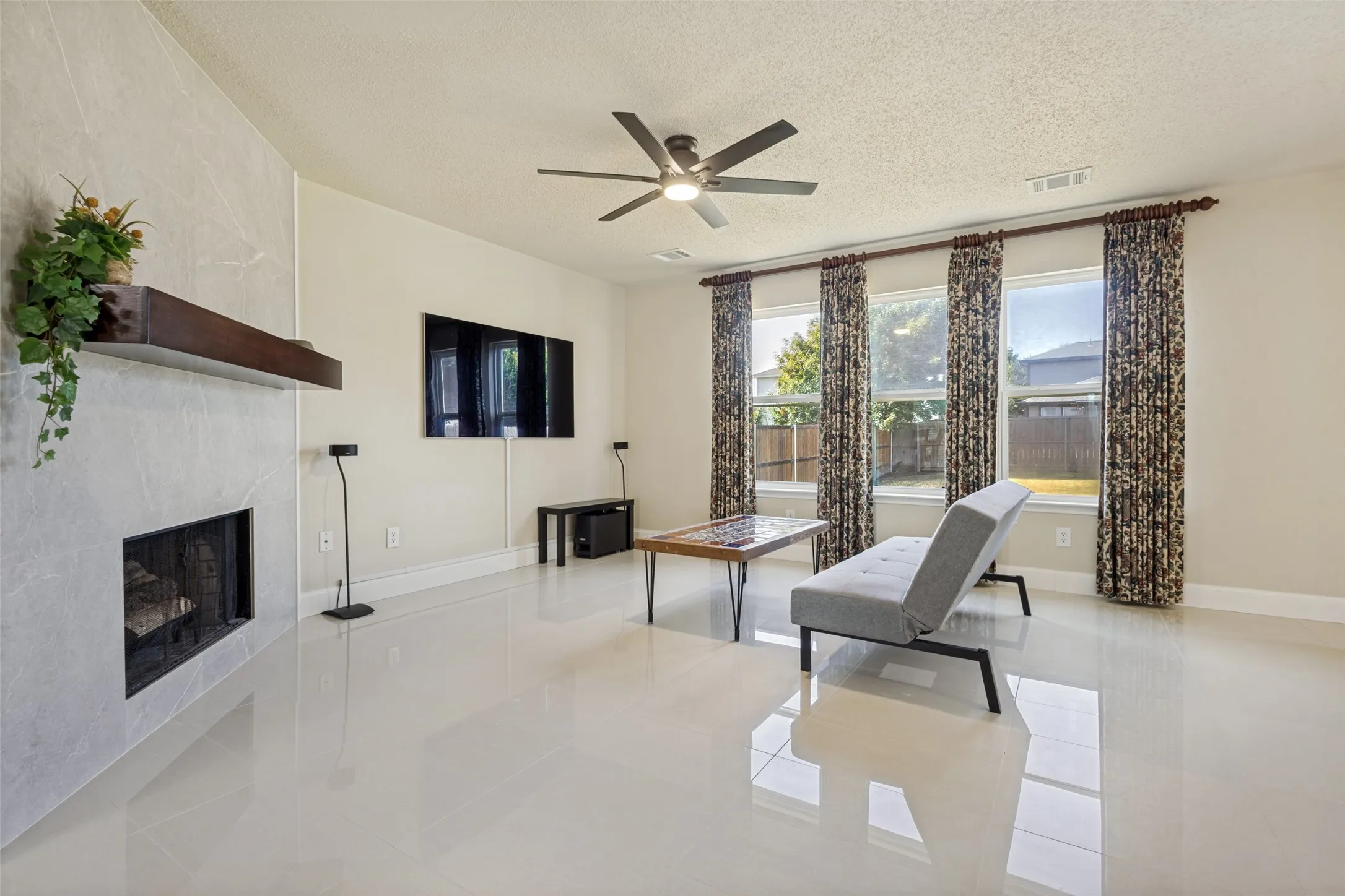Single Family Residence For Rent in Collin County , 1609 White Oak Road, Anna, Texas 75409, 3 Bedroom, 3 Bathroom, 2 Garage spaces, 2,000 Sqft, built in 2002, mls#21409079, Real Estate Agent in Anna, Homes For Rent in Collin county, Homes For Rent in Anna, Realtor in Anna Texas, Real Estate Brokerage Independent Realty Texas, Luminita Cordes Realtor