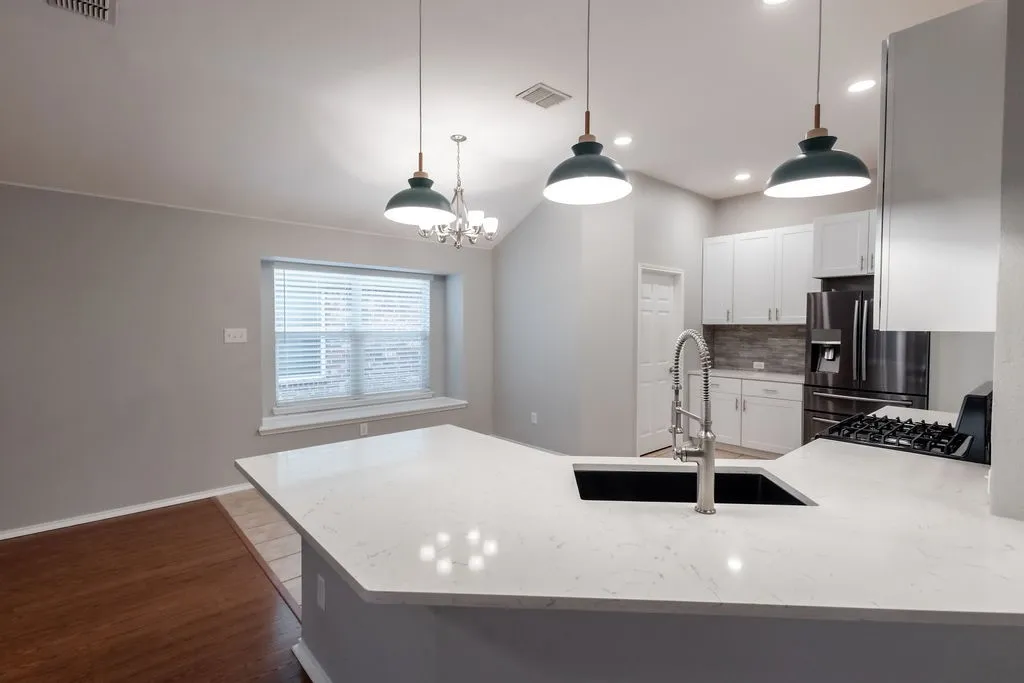 Single Family Residence For Rent in Tarrant County , 12136 Lamington Drive, Fort Worth, Texas 76244, 4 Bedroom, 2 Bathroom, 2 Garage spaces, 1,824 Sqft, built in 2003, mls#21407655, Real Estate Agent in Fort Worth, Homes For Rent in Tarrant county, Homes For Rent in Fort Worth, Realtor in Fort Worth Texas, Real Estate Brokerage Independent Realty Texas, Luminita Cordes Realtor