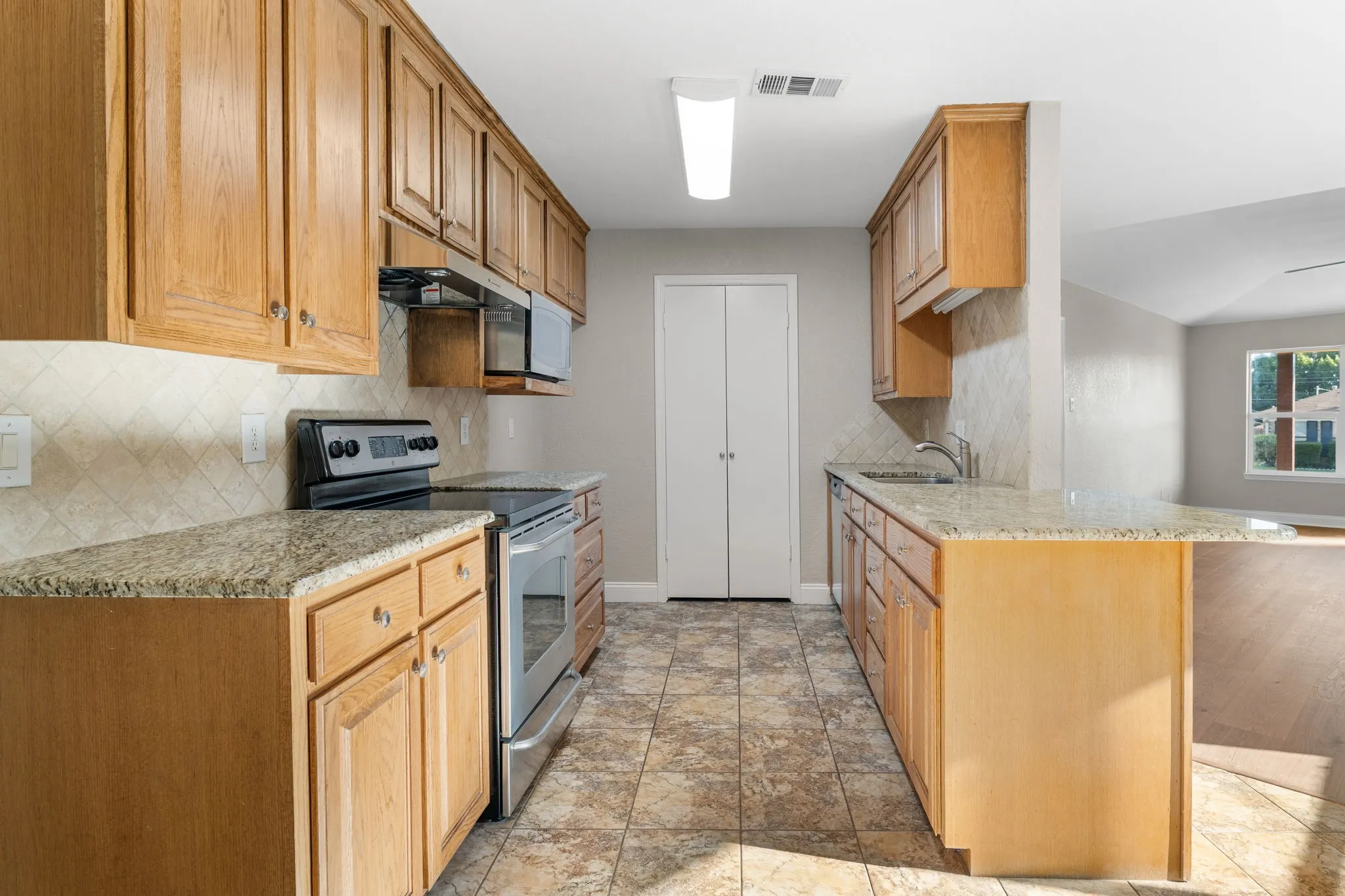 Single Family Residence For Sale in Mc Lennan County , 1315 Chapel Downs Road, Waco, Texas 76712, 3 Bedroom, 2 Bathroom, 2 Garage spaces, 1,416 Sqft, built in 1984, mls#21409129, Real Estate Agent in Waco, Homes For Sale in Mc Lennan county, Homes For Sale in Waco, Realtor in Waco Texas, Real Estate Brokerage Independent Realty Texas, Luminita Cordes Realtor