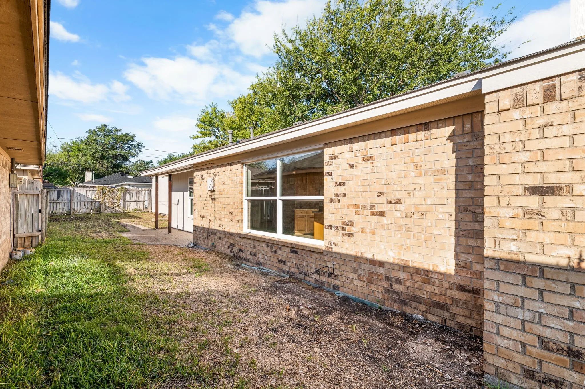 Single Family Residence For Sale in Mc Lennan County , 1315 Chapel Downs Road, Waco, Texas 76712, 3 Bedroom, 2 Bathroom, 2 Garage spaces, 1,416 Sqft, built in 1984, mls#21409129, Real Estate Agent in Waco, Homes For Sale in Mc Lennan county, Homes For Sale in Waco, Realtor in Waco Texas, Real Estate Brokerage Independent Realty Texas, Luminita Cordes Realtor