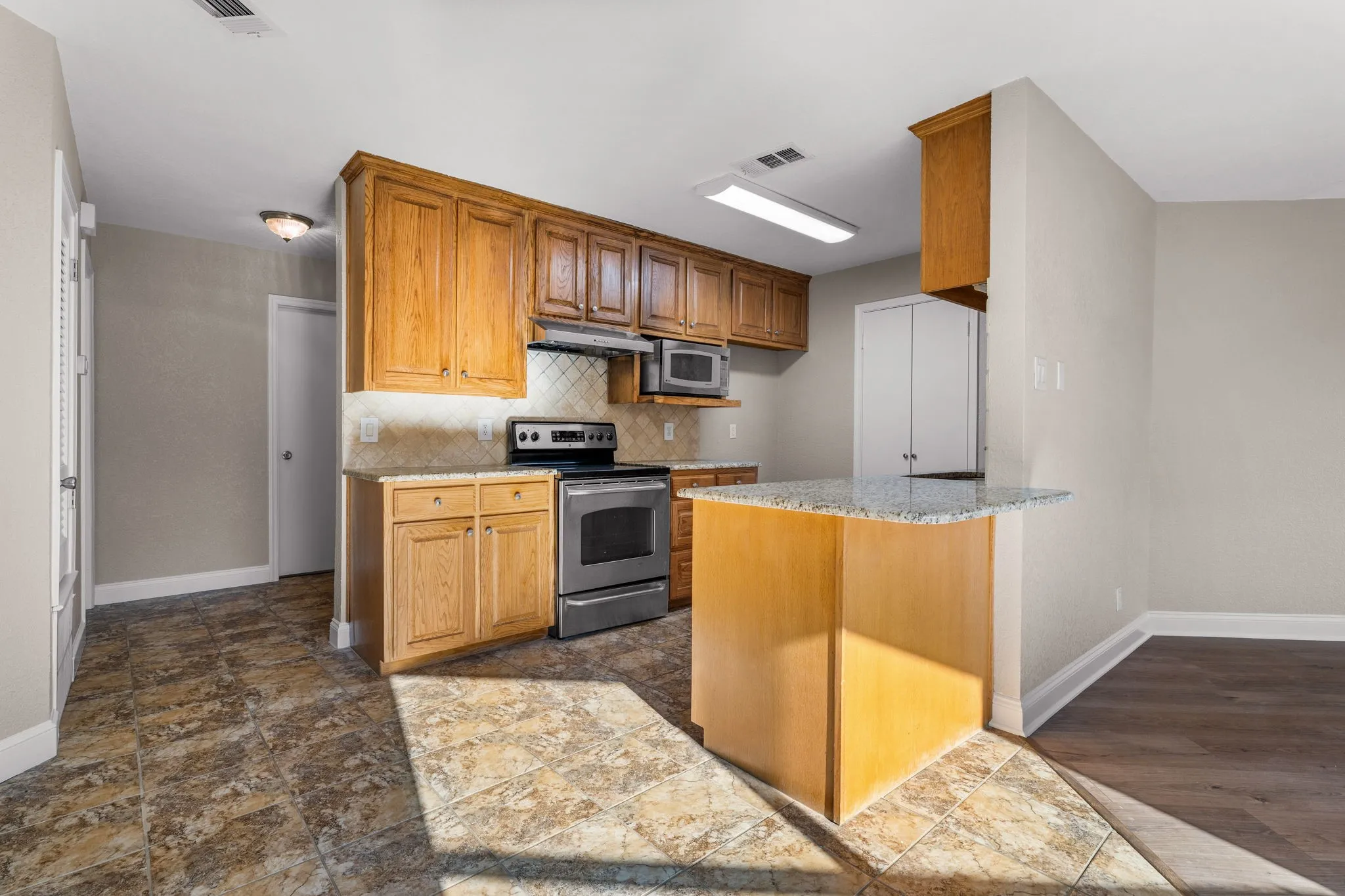 Single Family Residence For Sale in Mc Lennan County , 1315 Chapel Downs Road, Waco, Texas 76712, 3 Bedroom, 2 Bathroom, 2 Garage spaces, 1,416 Sqft, built in 1984, mls#21409129, Real Estate Agent in Waco, Homes For Sale in Mc Lennan county, Homes For Sale in Waco, Realtor in Waco Texas, Real Estate Brokerage Independent Realty Texas, Luminita Cordes Realtor